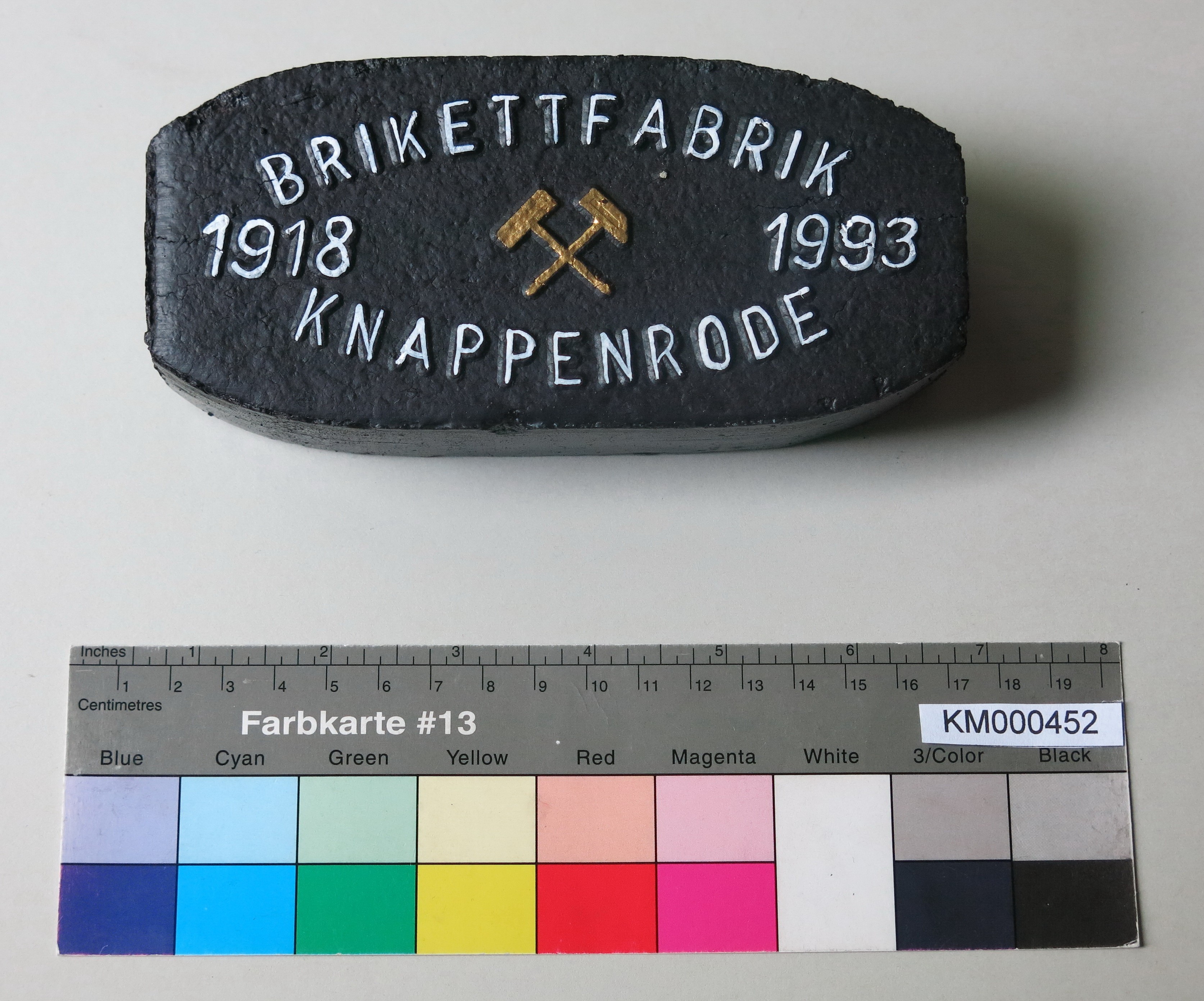 Zierbrikett "BRIKETTFABRIK 1918-1993 KNAPPENRODE" (Energiefabrik Knappenrode CC BY-SA)