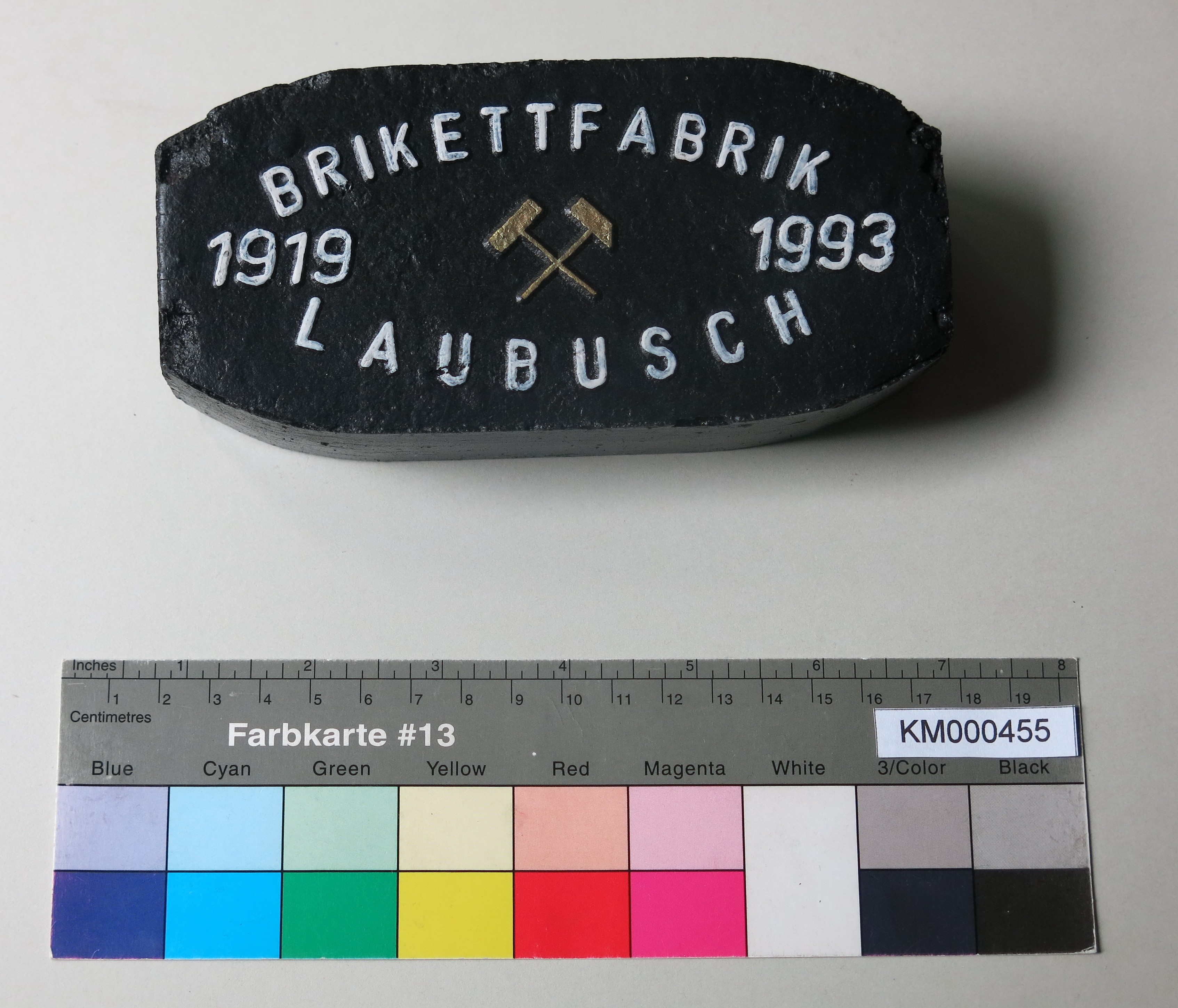 Zierbrikett "BRIKETTFABRIK 1919 1993 LAUBUSCH" (Energiefabrik Knappenrode CC BY-SA)
