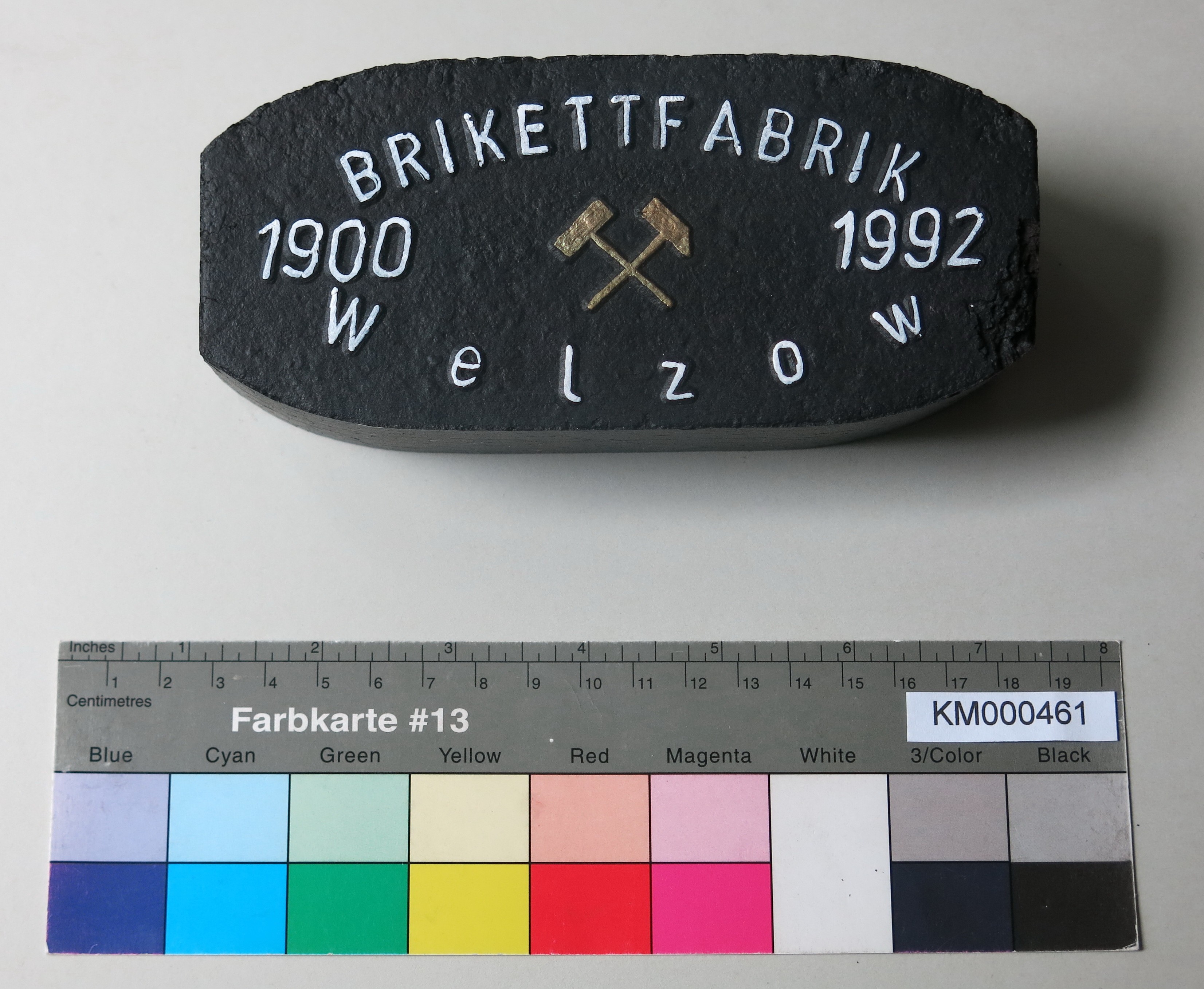 Zierbrikett "BRIKETTFABRIK Welzow 1900 1992" (Energiefabrik Knappenrode CC BY-SA)