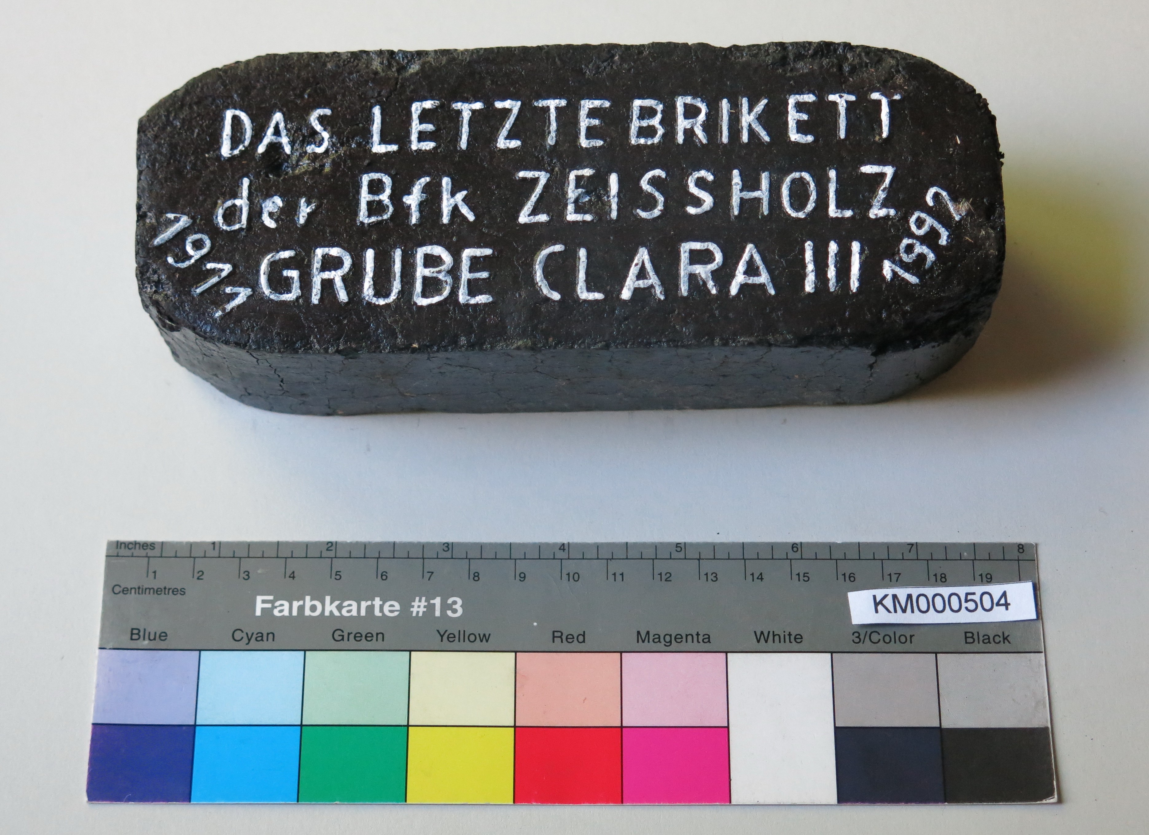 Zierbrikett "DAS LETZTE BRIKETT der BfK ZEISSHOLZ GRUBE CLARA III 1911 1992" (Energiefabrik Knappenrode CC BY-SA)