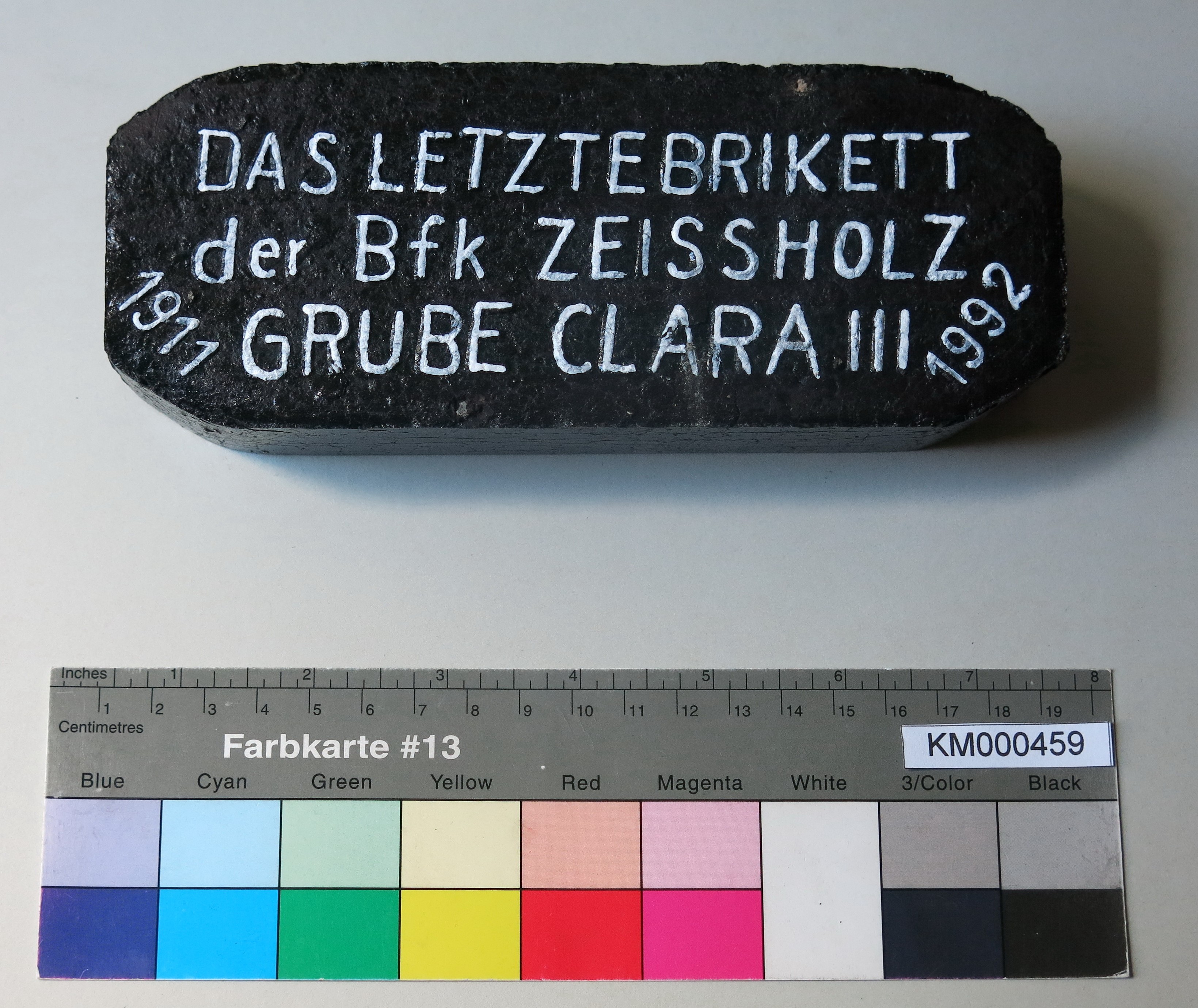 Zierbrikett "DAS LETZTE BRIKETT der Bfk ZEISSHOLZ GRUBE CLARA III 1911 1992" (Energiefabrik Knappenrode CC BY-SA)