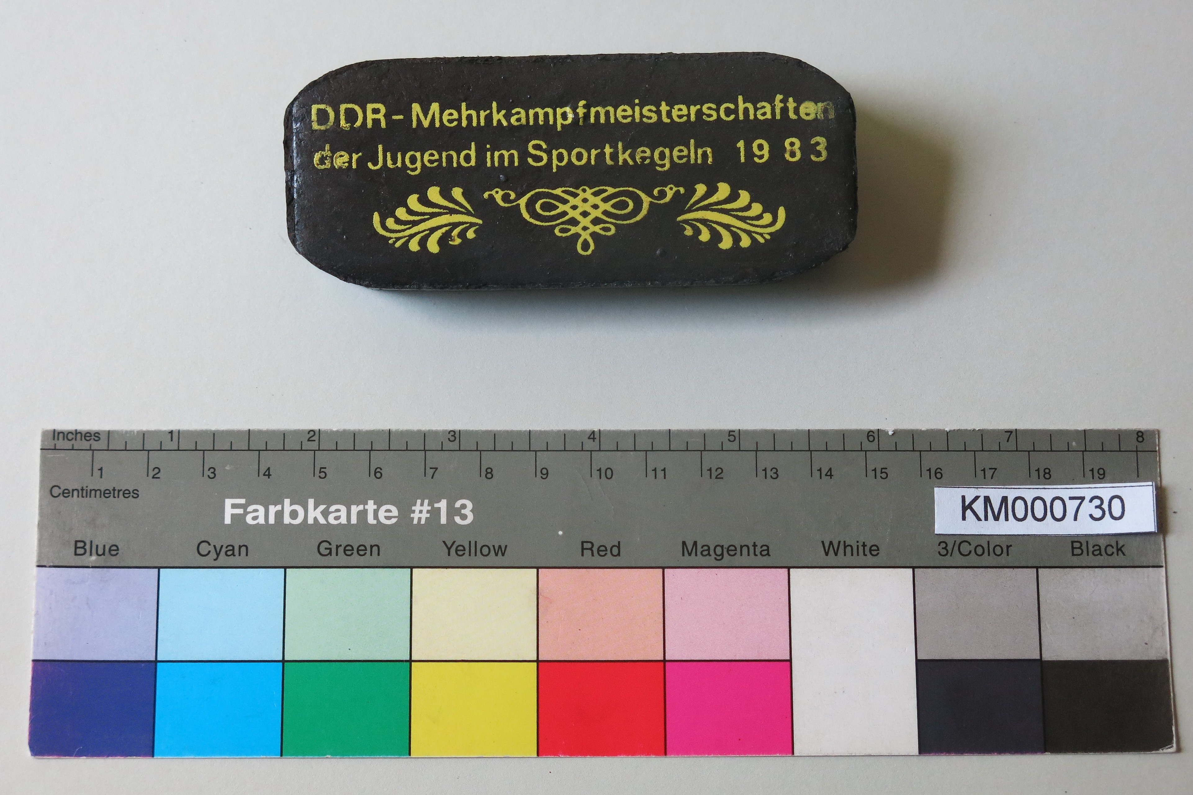 Zierbrikett "DDR-Mehrkampfmeisterschaften der Jugend im Sportkegeln 1983" (Energiefabrik Knappenrode CC BY-SA)
