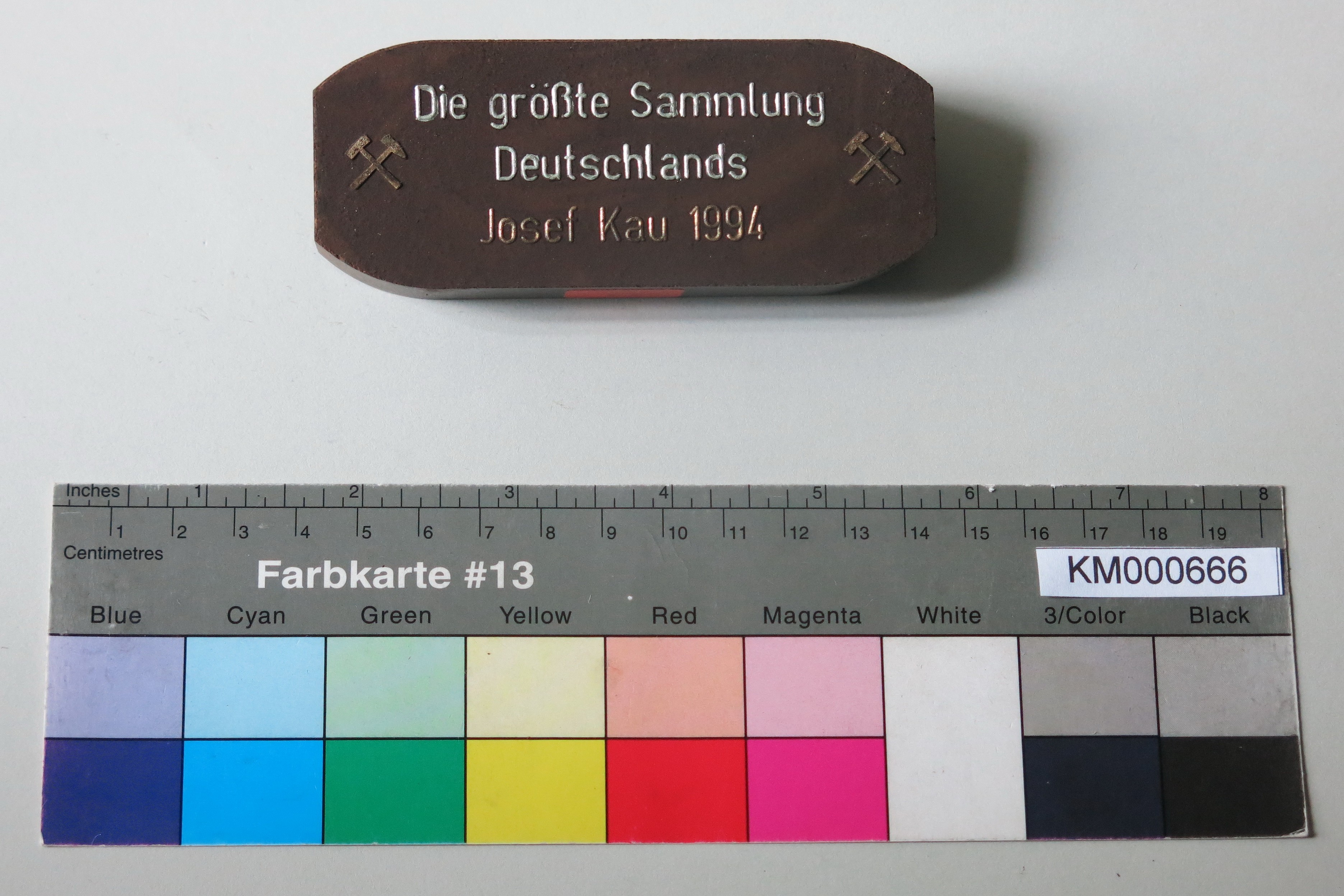 Zierbrikett "Die größte Sammlung Deutschlands Josef Kau 1994" (Energiefabrik Knappenrode CC BY-SA)