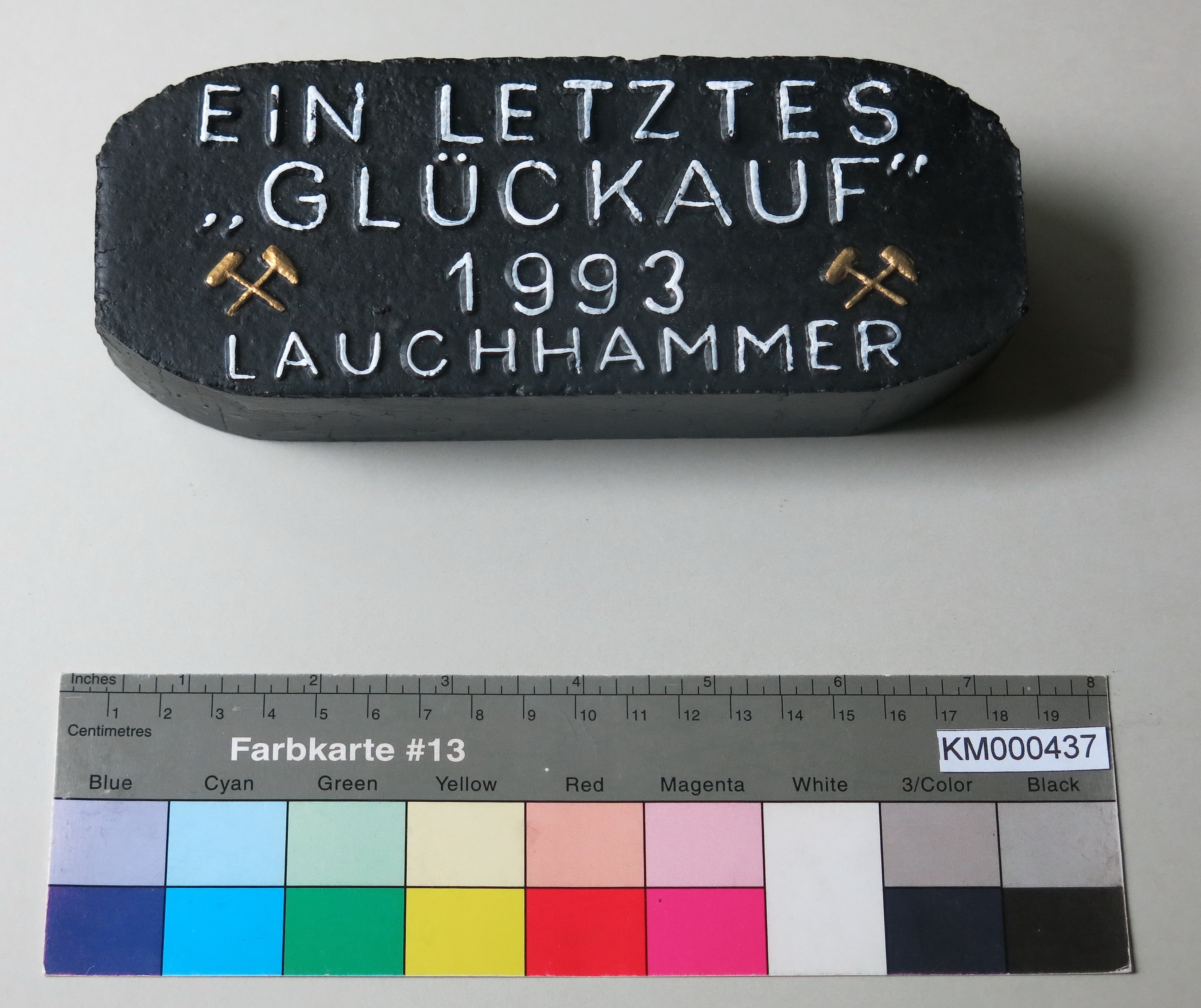 Zierbrikett "EIN LETZTES 'GLÜCKAUF' 1993 LAUCHHAMMER" (Energiefabrik Knappenrode CC BY-SA)