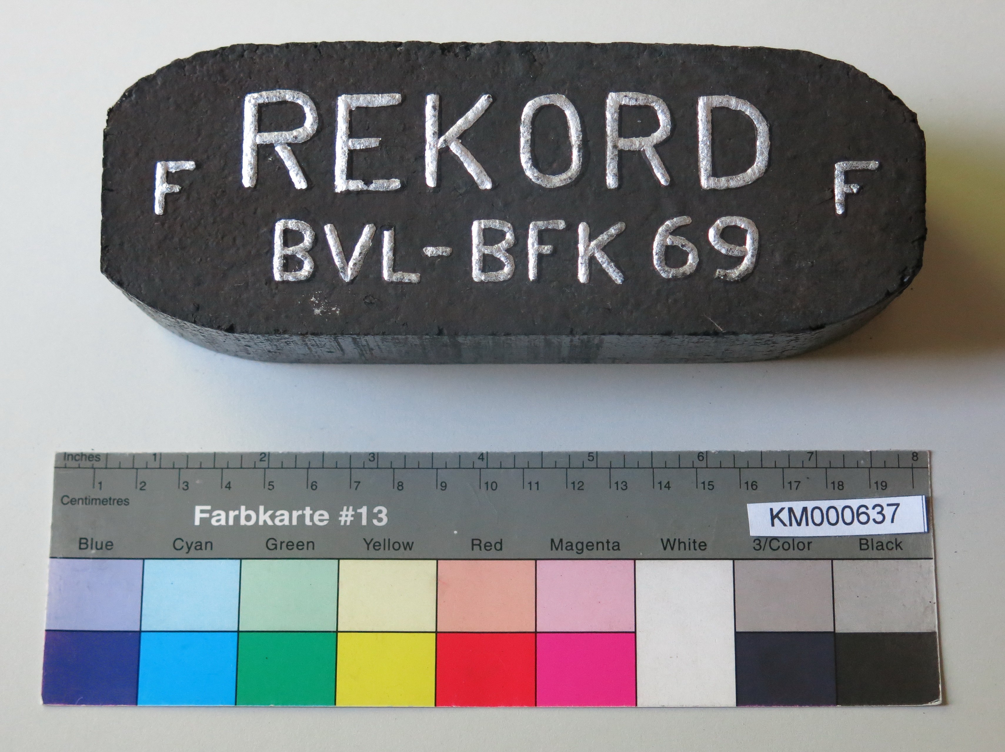 Zierbrikett "F REKORD BVL - BFK 69 F " (Energiefabrik Knappenrode CC BY-SA)