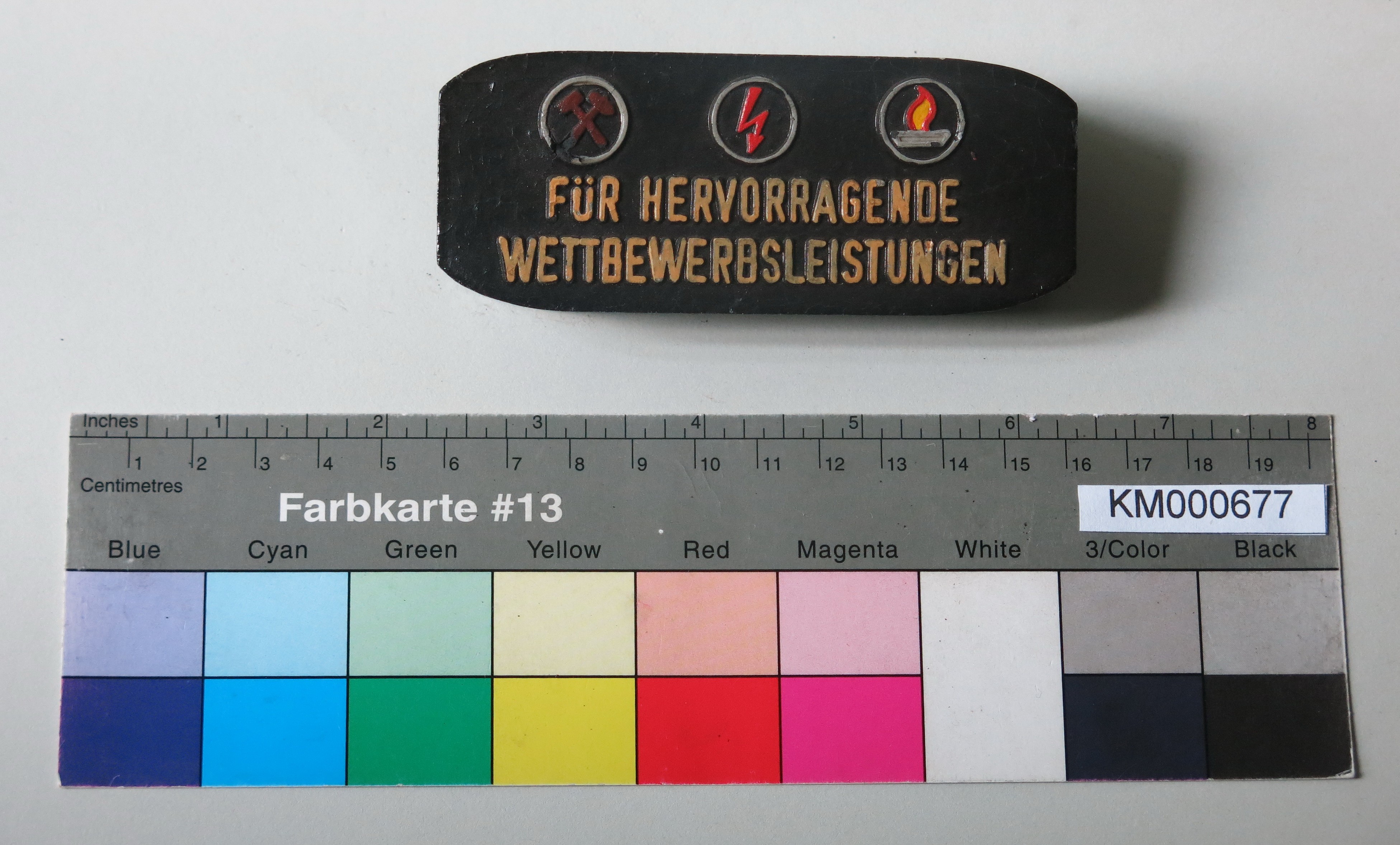 Zierbrikett "FÜR HERVORRAGENDE WETTBEWERBSLEISTUNGEN" (Energiefabrik Knappenrode CC BY-SA)