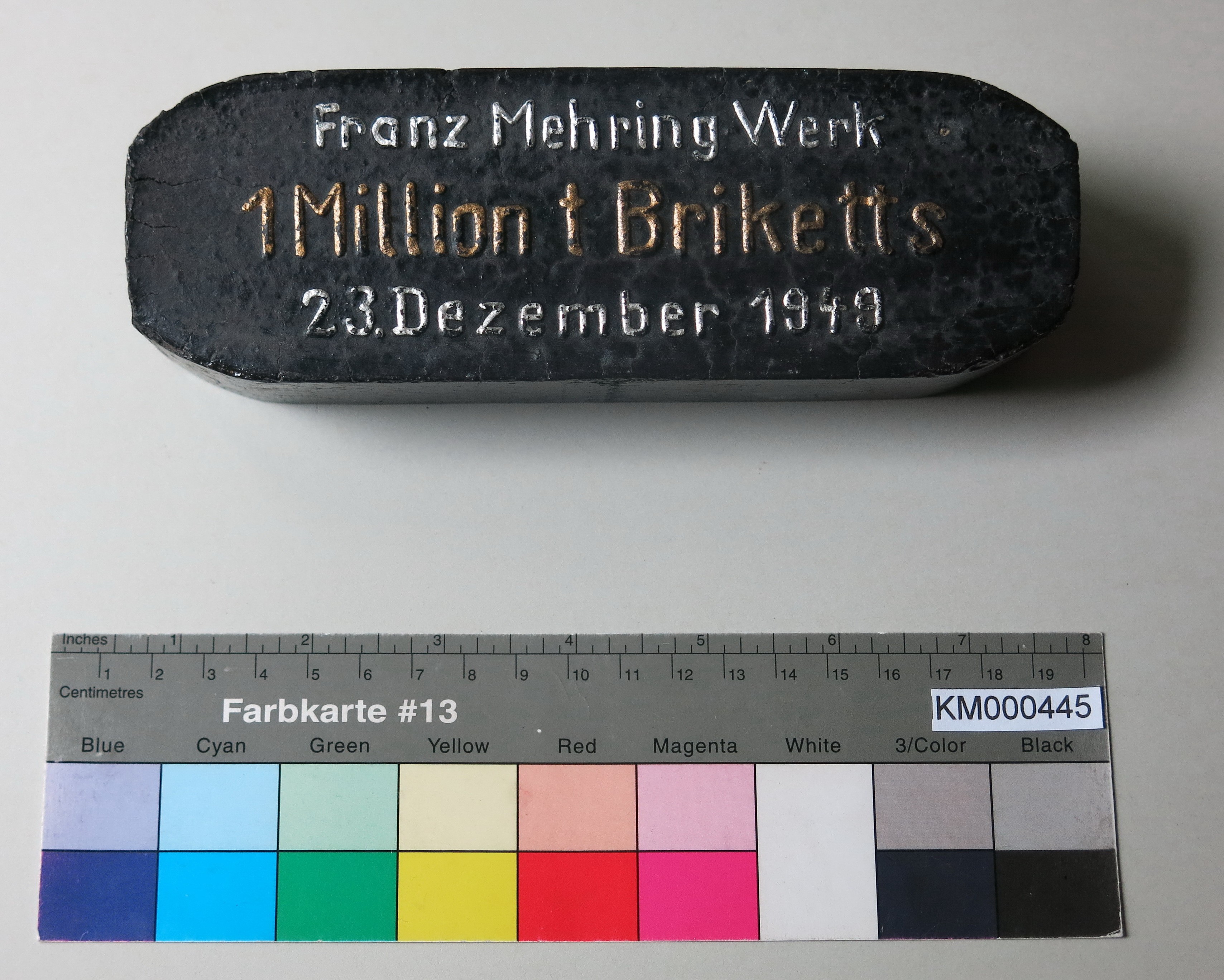 Zierbrikett "Franz Mehring Werk 1 Million t Briketts 23. Dezember 1949" (Energiefabrik Knappenrode CC BY-SA)