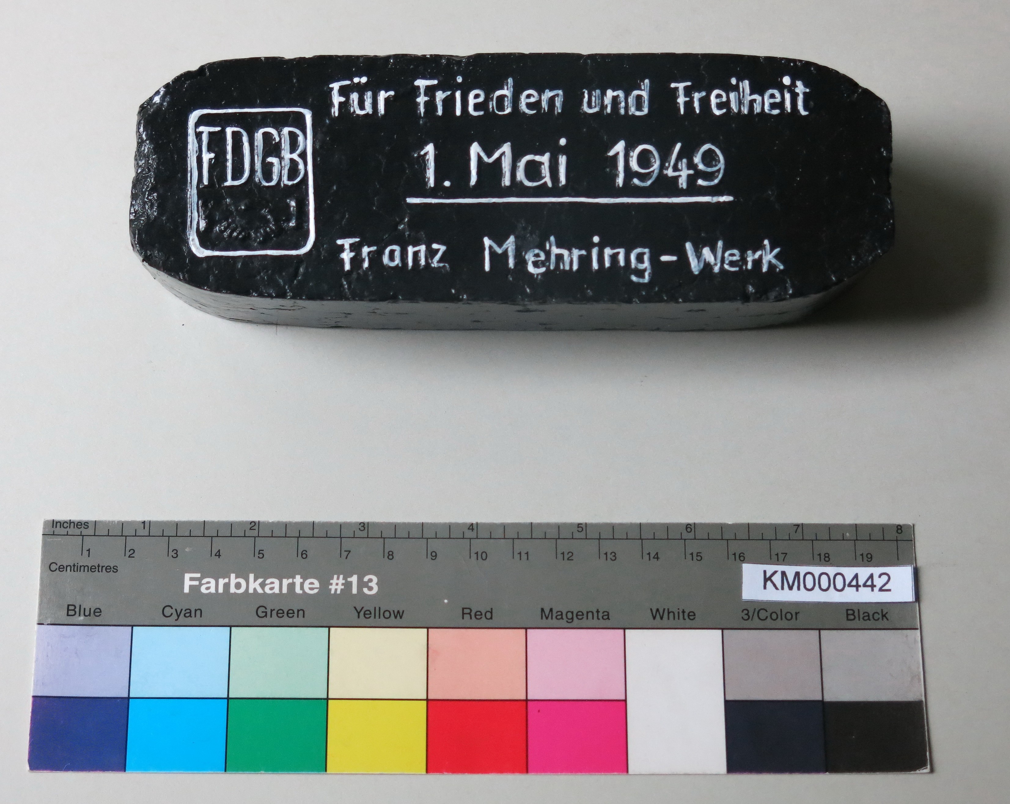 Zierbrikett "Für Frieden und Freiheit 1. Mai 1949 Franz Mehring-Werk" (Energiefabrik Knappenrode CC BY-SA)