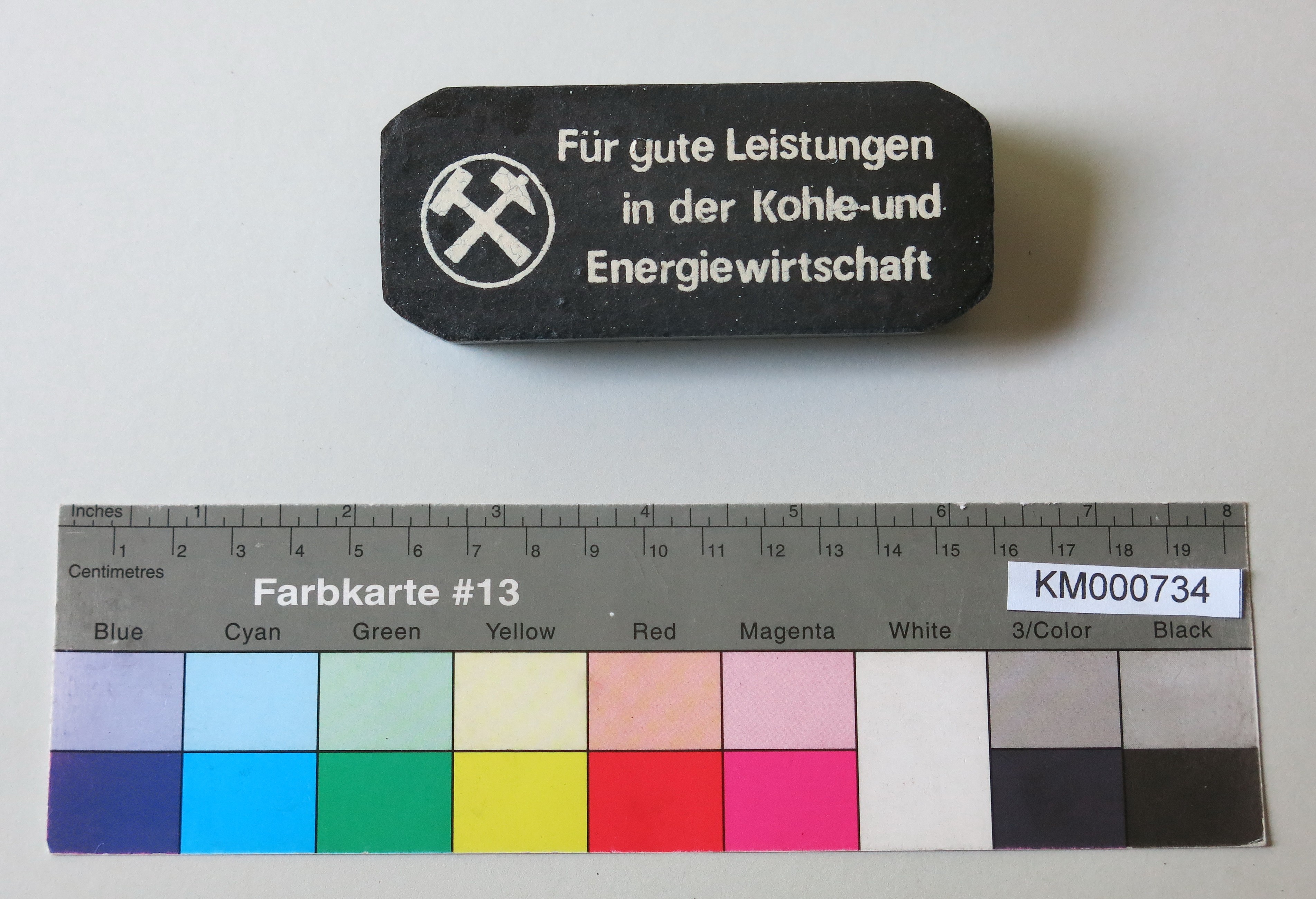 Zierbrikett "Für gute Leistungen in der Kohle- und Energiewirtschaft" (Energiefabrik Knappenrode CC BY-SA)