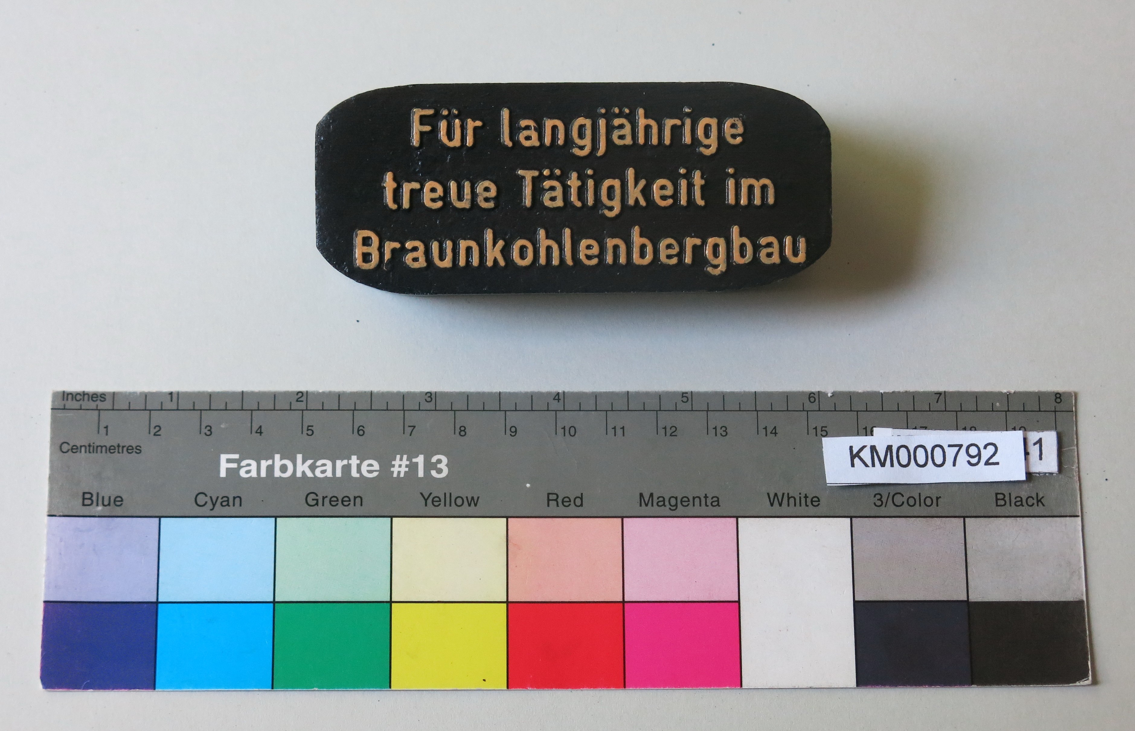 Zierbrikett "Für langjährige treue Tätigkeit im Braunkohlenbergbau" (Energiefabrik Knappenrode CC BY-SA)