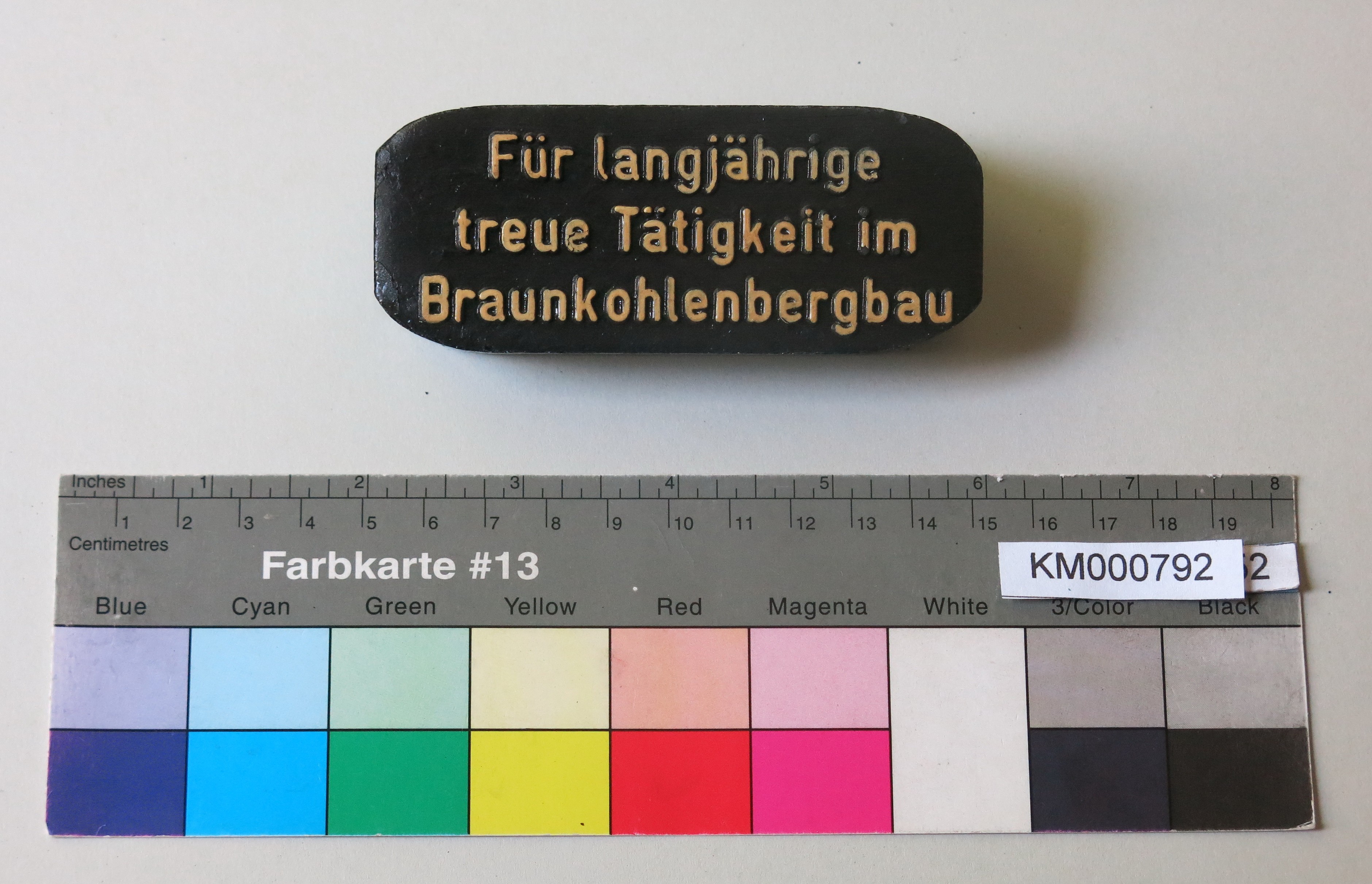 Zierbrikett "Für langjährige treue Tätigkeit im Braunkohlenbergbau" (Energiefabrik Knappenrode CC BY-SA)