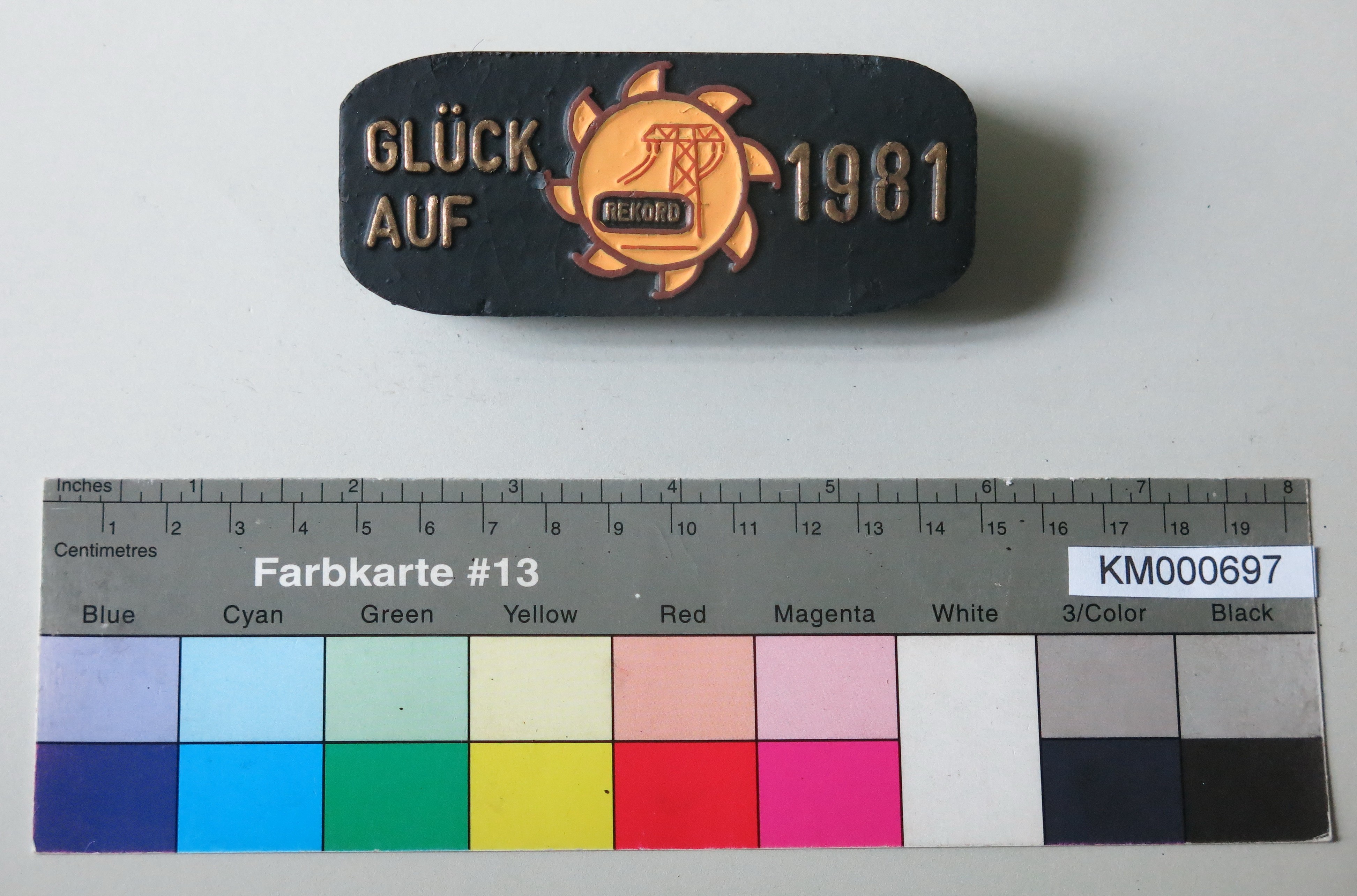 Zierbrikett "GLÜCK AUF 1981" (Energiefabrik Knappenrode CC BY-SA)