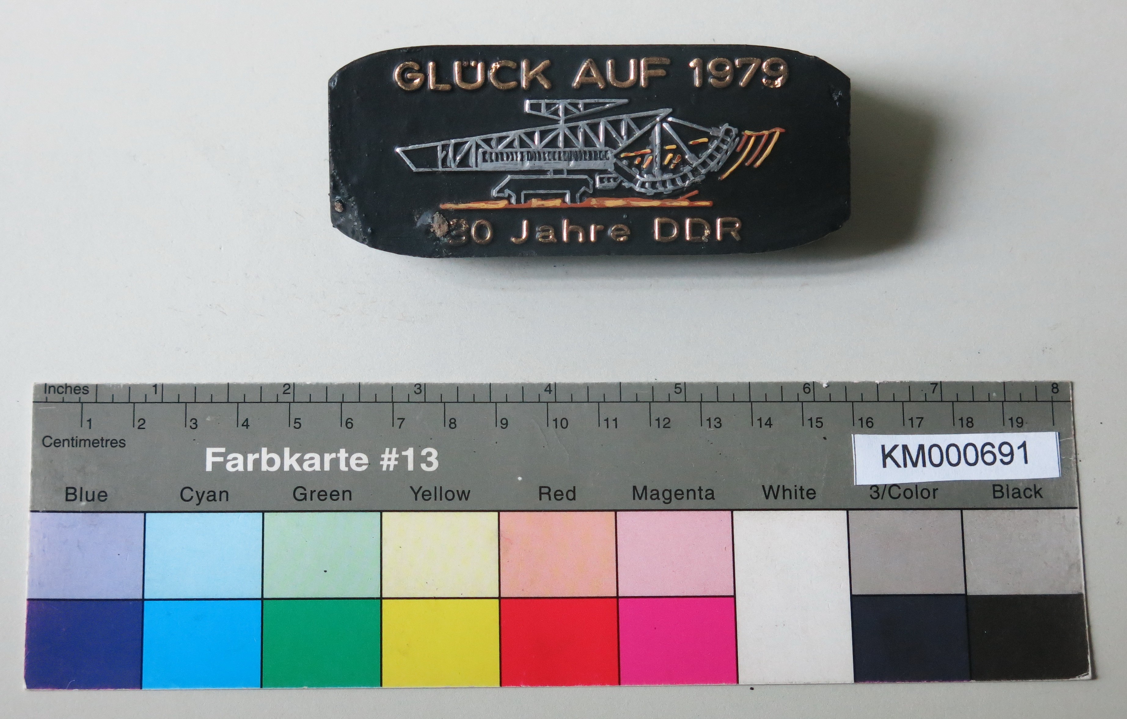 Zierbrikett " GLÜCK AUF 1979 20 Jahre DDR " (Energiefabrik Knappenrode CC BY-SA)