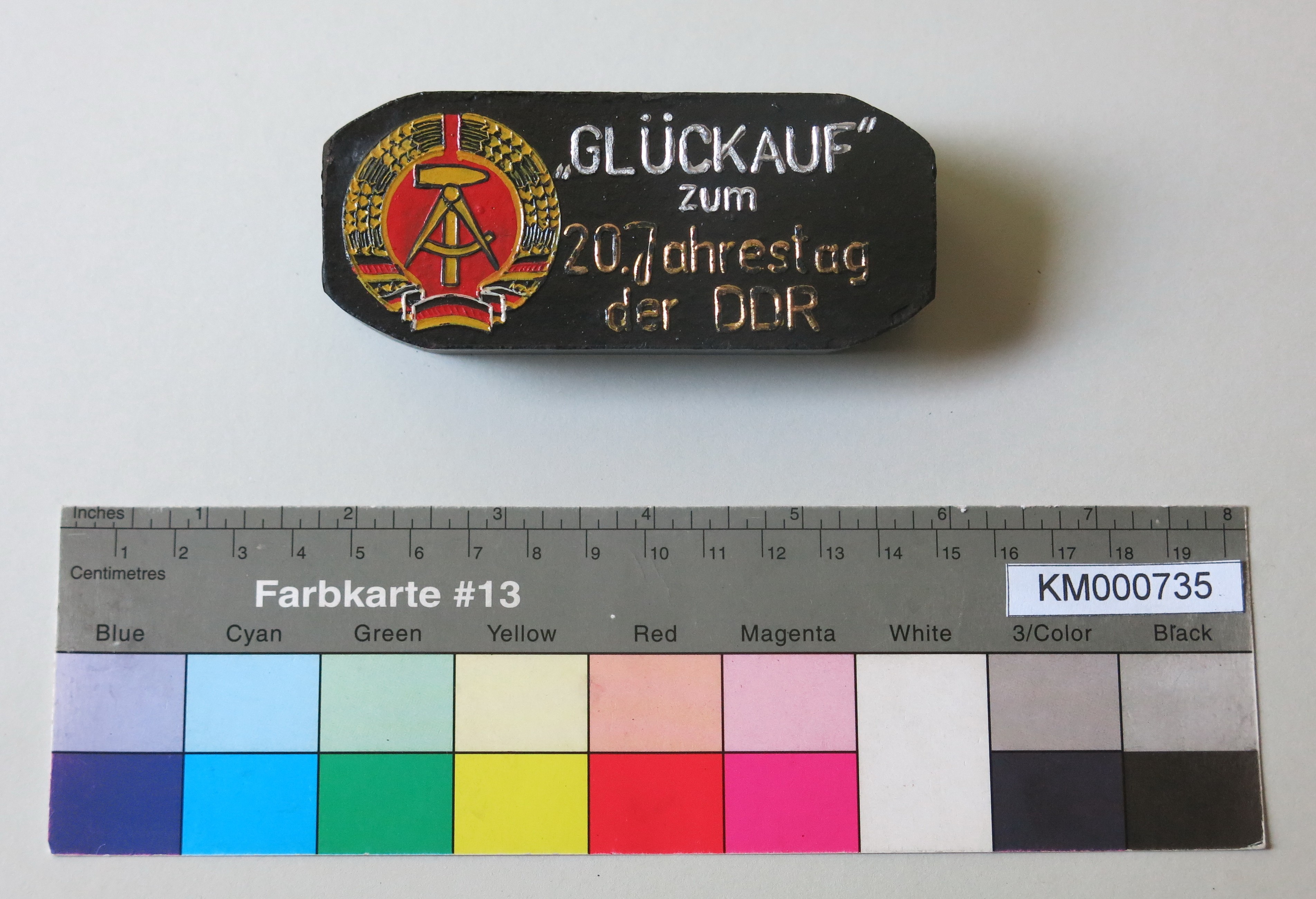 Zierbrikett "GLÜCKAUF zum 20. Jahrestag der DDR" (Energiefabrik Knappenrode CC BY-SA)