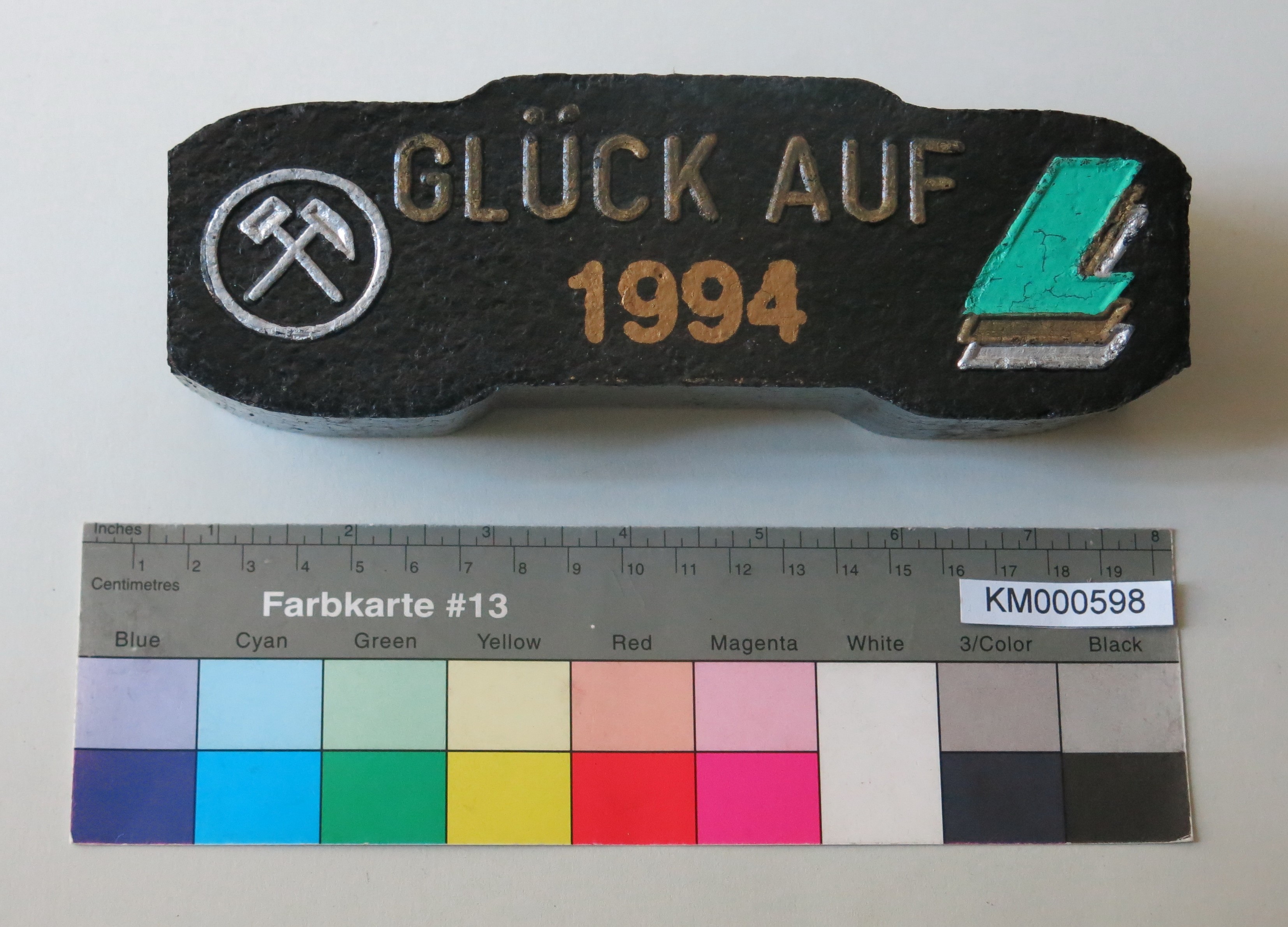 Zierbrikett "GLÜCK AUF 1994" (Energiefabrik Knappenrode CC BY-SA)