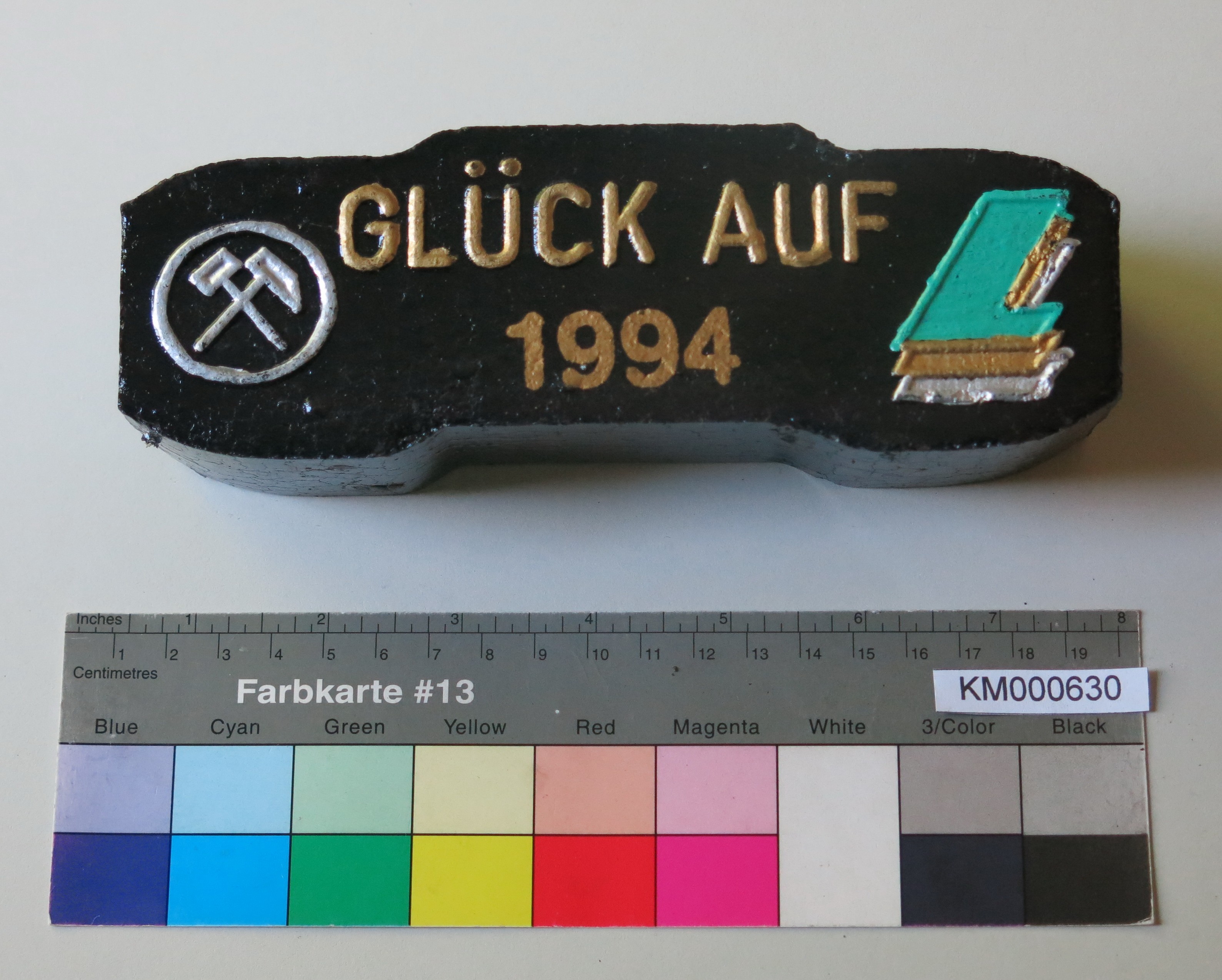 Zierbrikett "GLÜCK AUF 1994 " (Energiefabrik Knappenrode CC BY-SA)