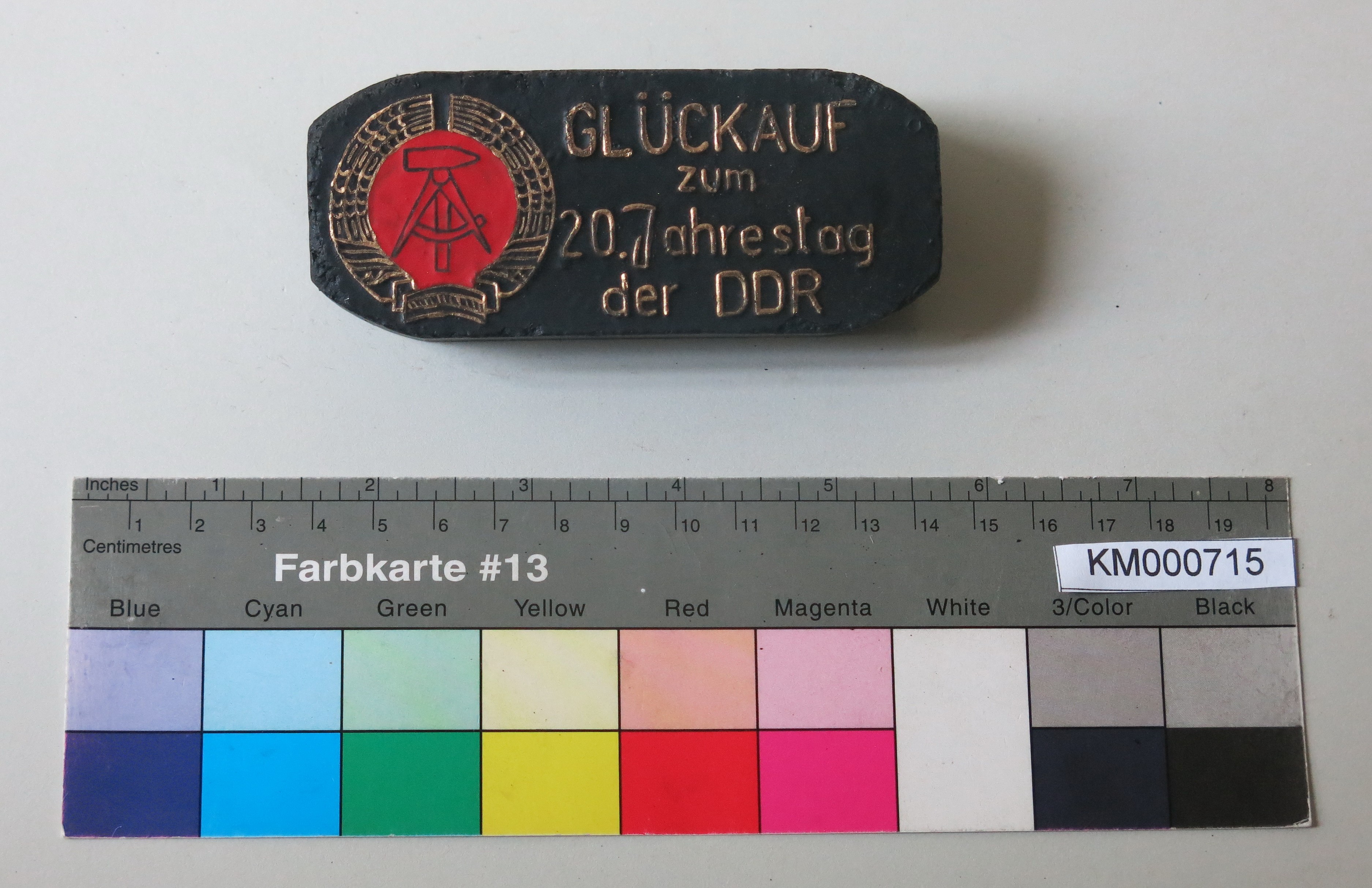 Zierbrikett "GLÜCKAUF zum 20. Jahrestag der DDR" (Energiefabrik Knappenrode CC BY-SA)