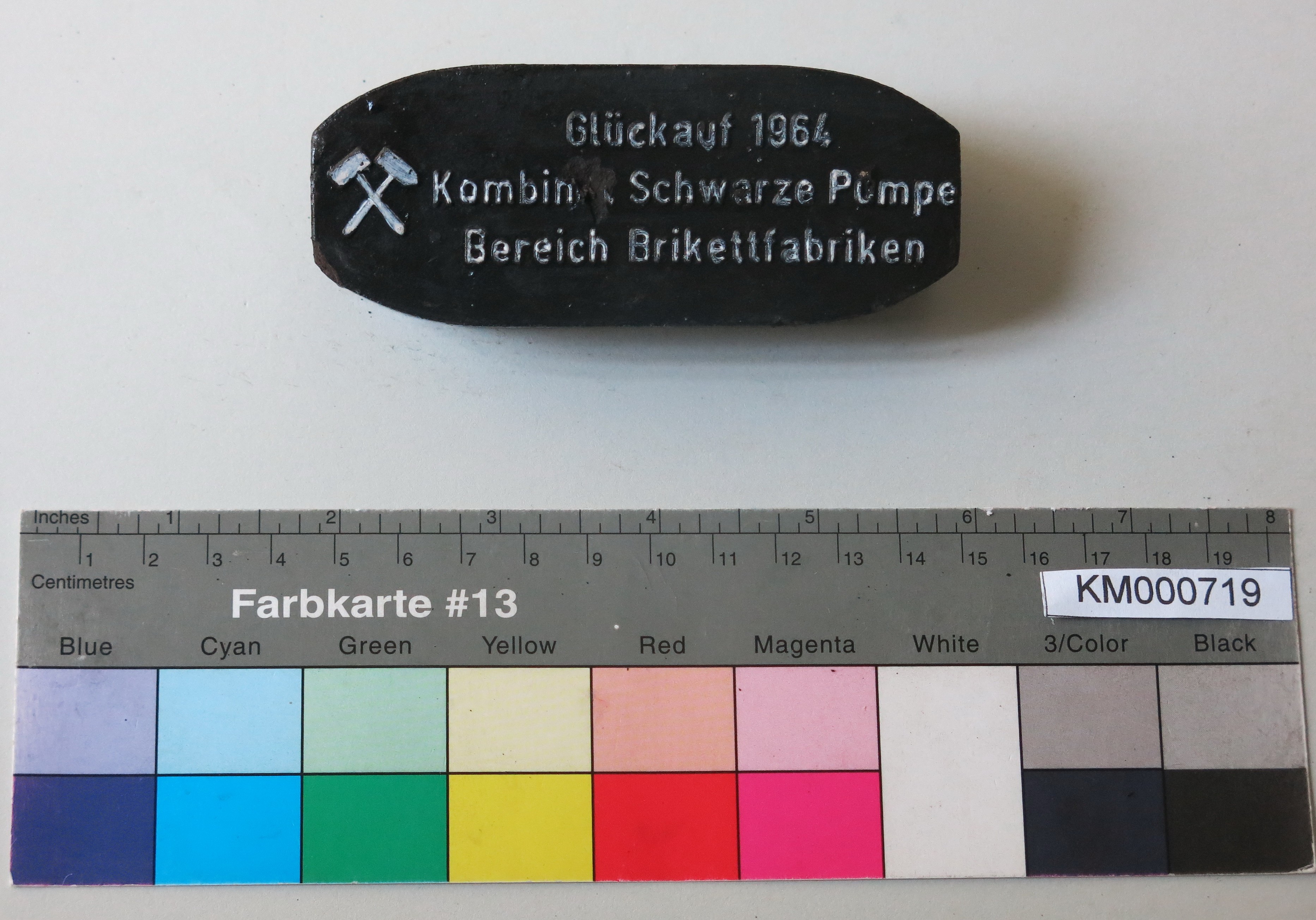 Zierbrikett "Glück auf 1964 Kombinat Schwarze Pumpe Bereich Brikettfabriken" (Energiefabrik Knappenrode CC BY-SA)
