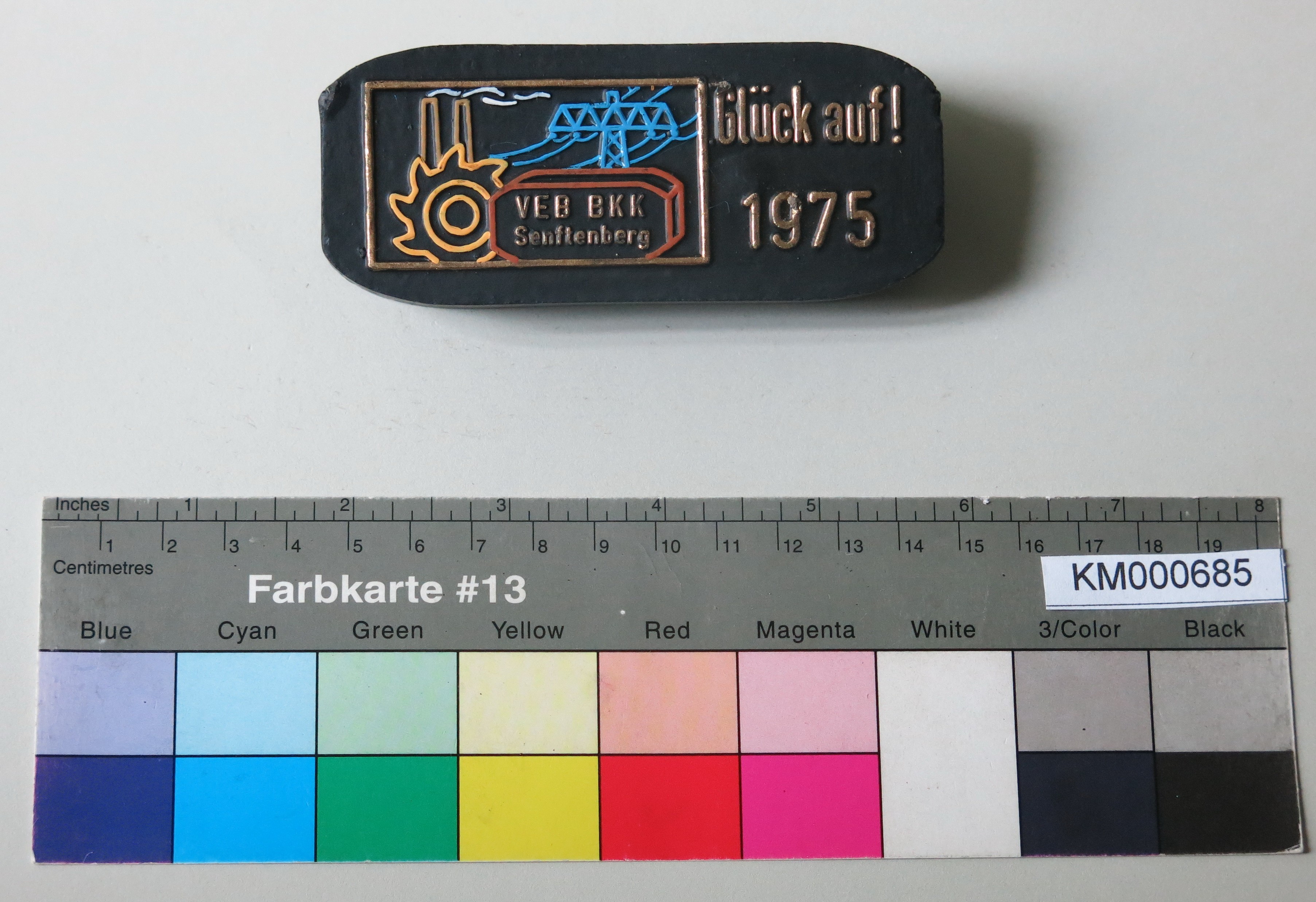 Zierbrikett " Glück auf ! 1975 VEB BKK Senftenberg" (Energiefabrik Knappenrode CC BY-SA)