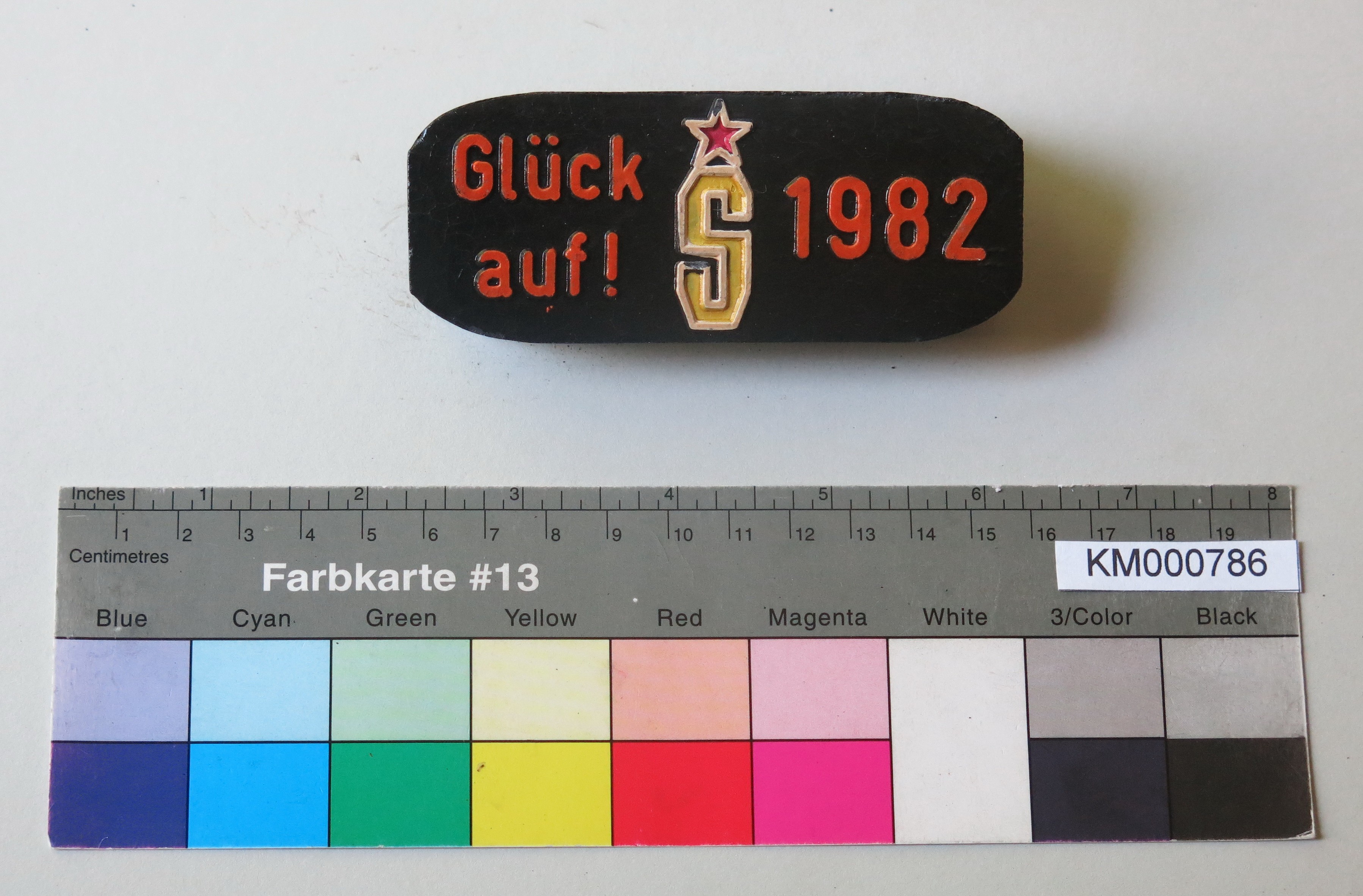 Zierbrikett "Glück auf! 1982" (Energiefabrik Knappenrode CC BY-SA)
