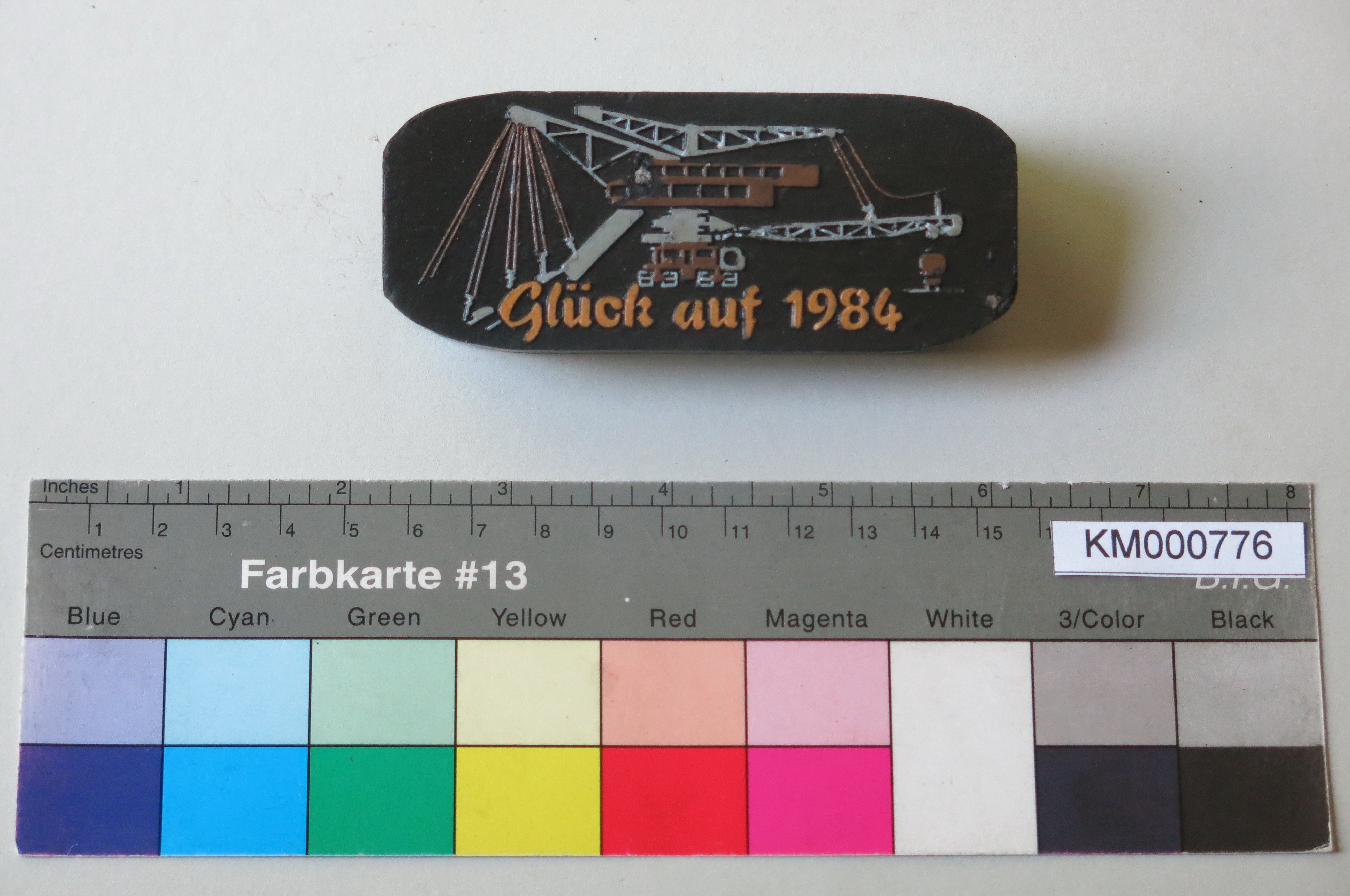 Zierbrikett "Glück auf 1984" (Energiefabrik Knappenrode CC BY-SA)