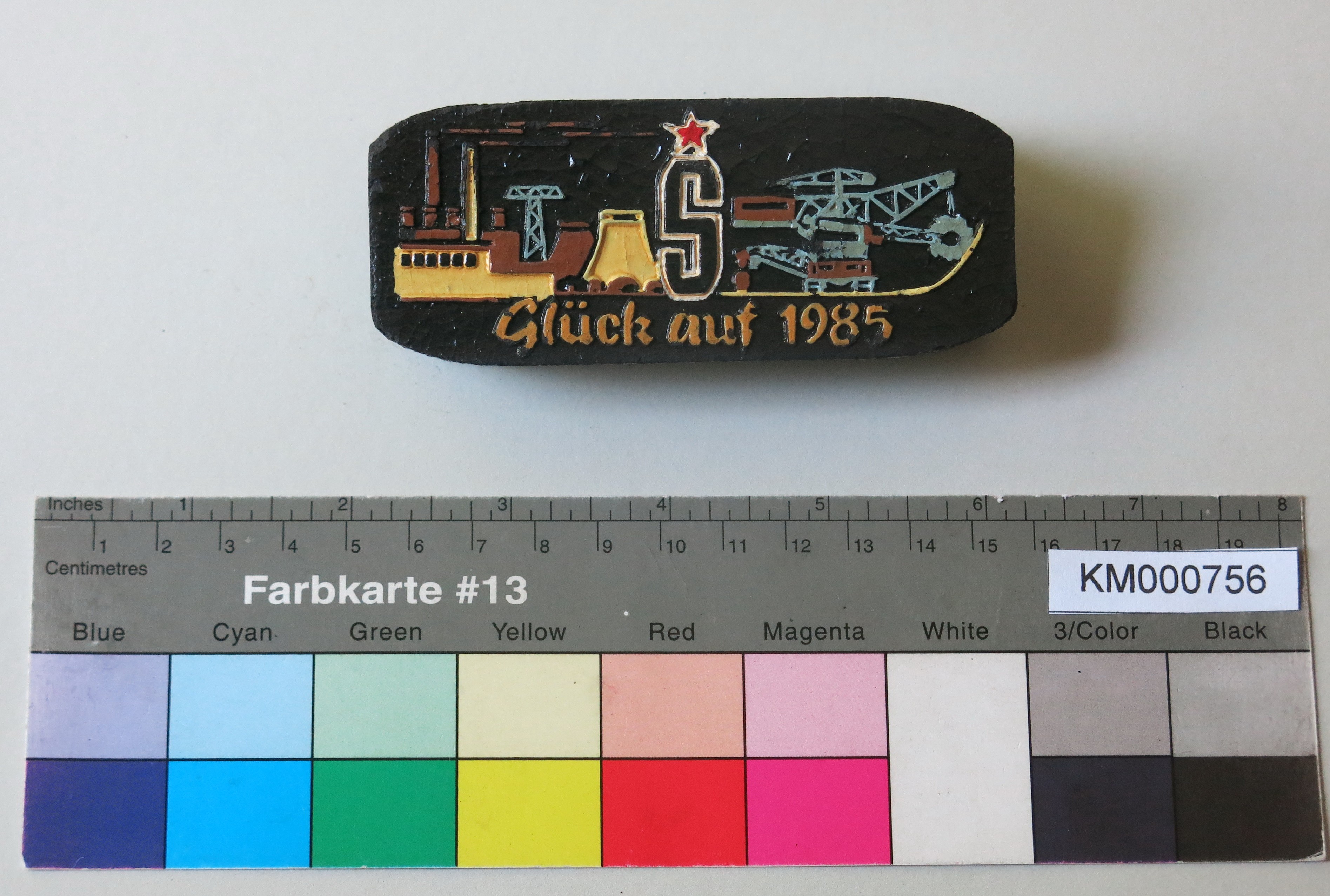 Zierbrikett "Glück auf 1985" (Energiefabrik Knappenrode CC BY-SA)