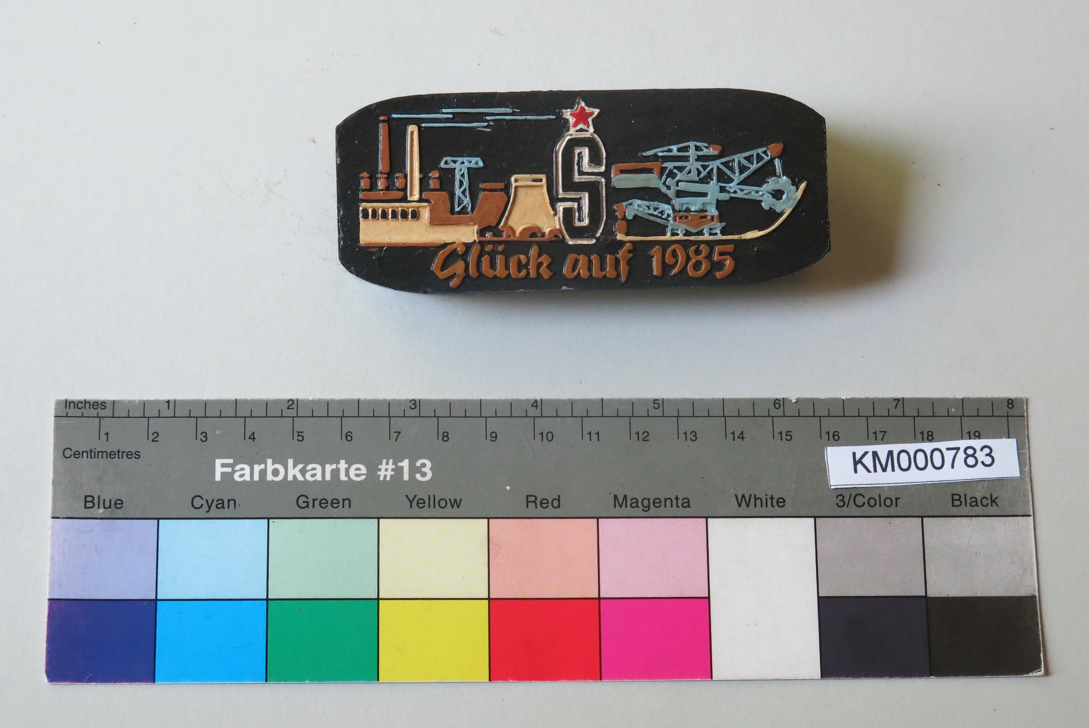 Zierbrikett "Glück auf 1985" (Energiefabrik Knappenrode CC BY-SA)