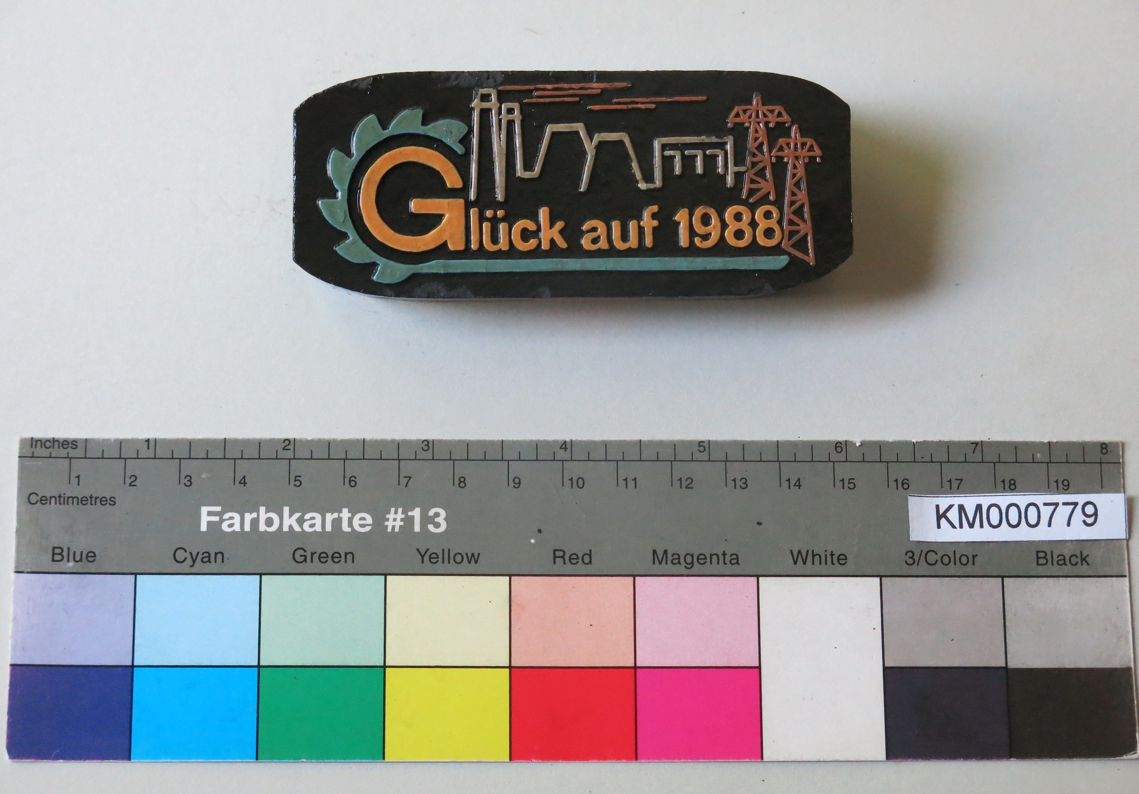 Zierbrikett "Glück auf 1988" (Energiefabrik Knappenrode CC BY-SA)