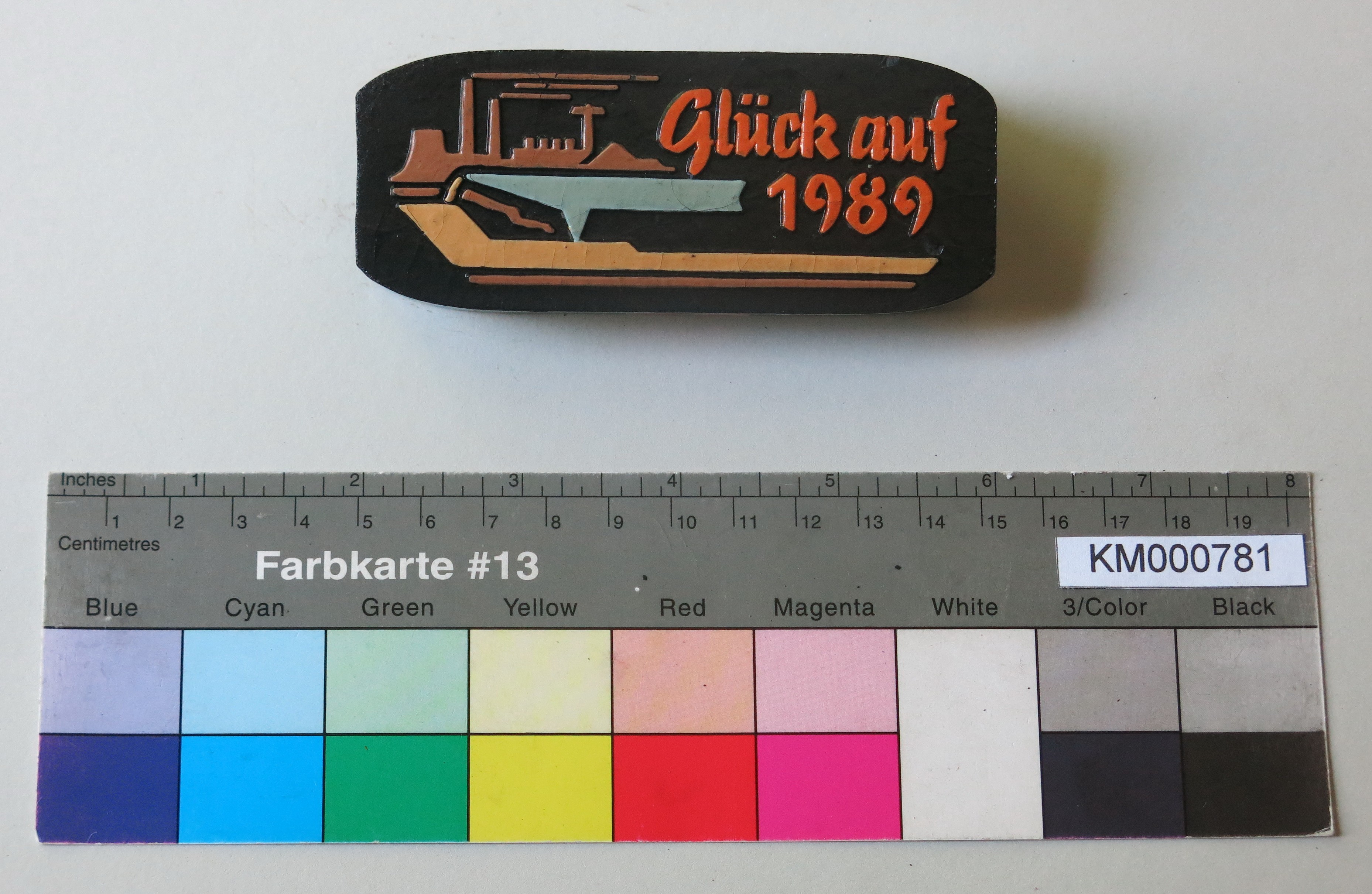 Zierbrikett "Glück auf 1989" (Energiefabrik Knappenrode CC BY-SA)