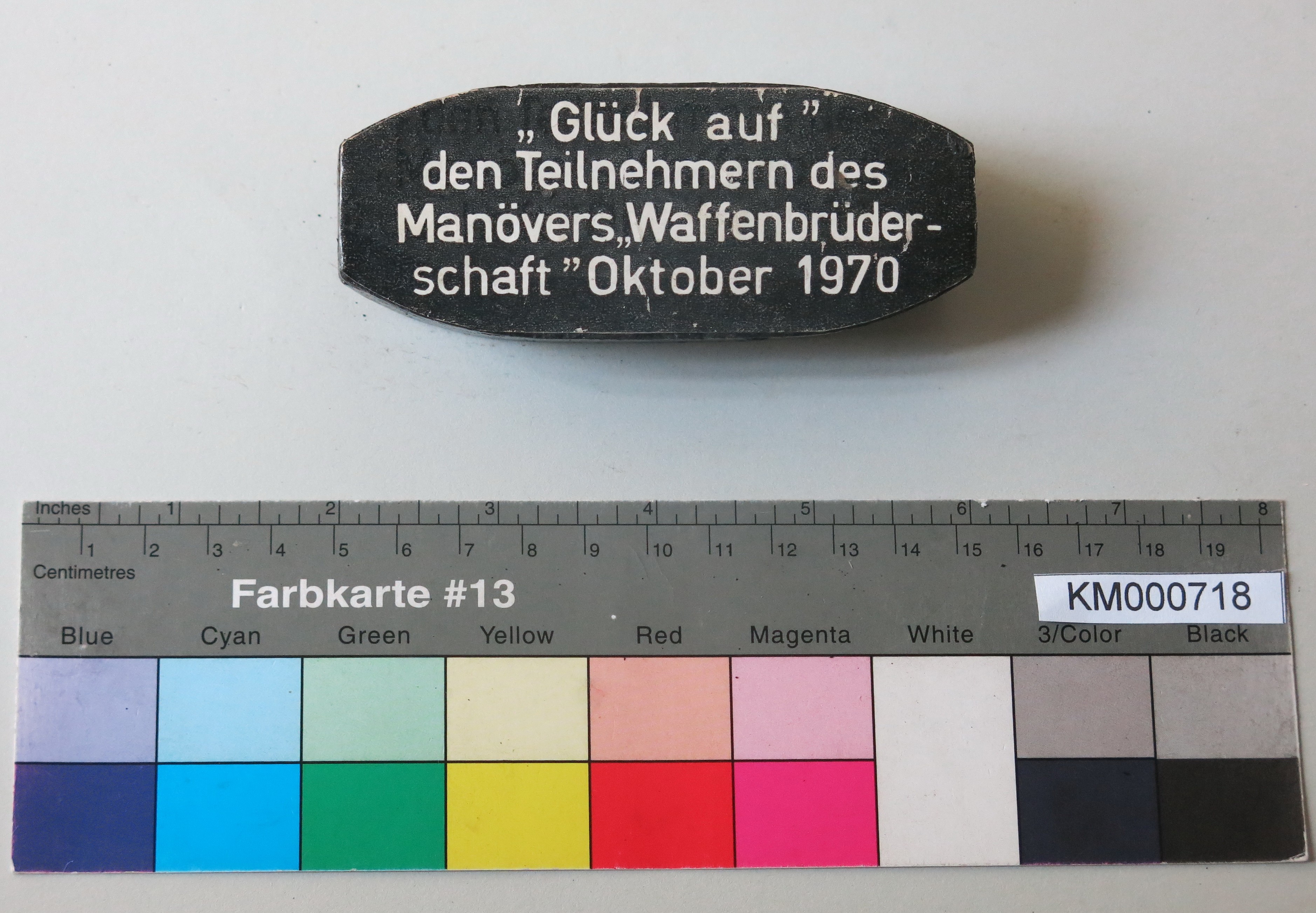 Zierbrikett " 'Glück auf' den Teilnehmern des Manövers 'Waffenbrüderschaft' Oktober 1970 " (Energiefabrik Knappenrode CC BY-SA)