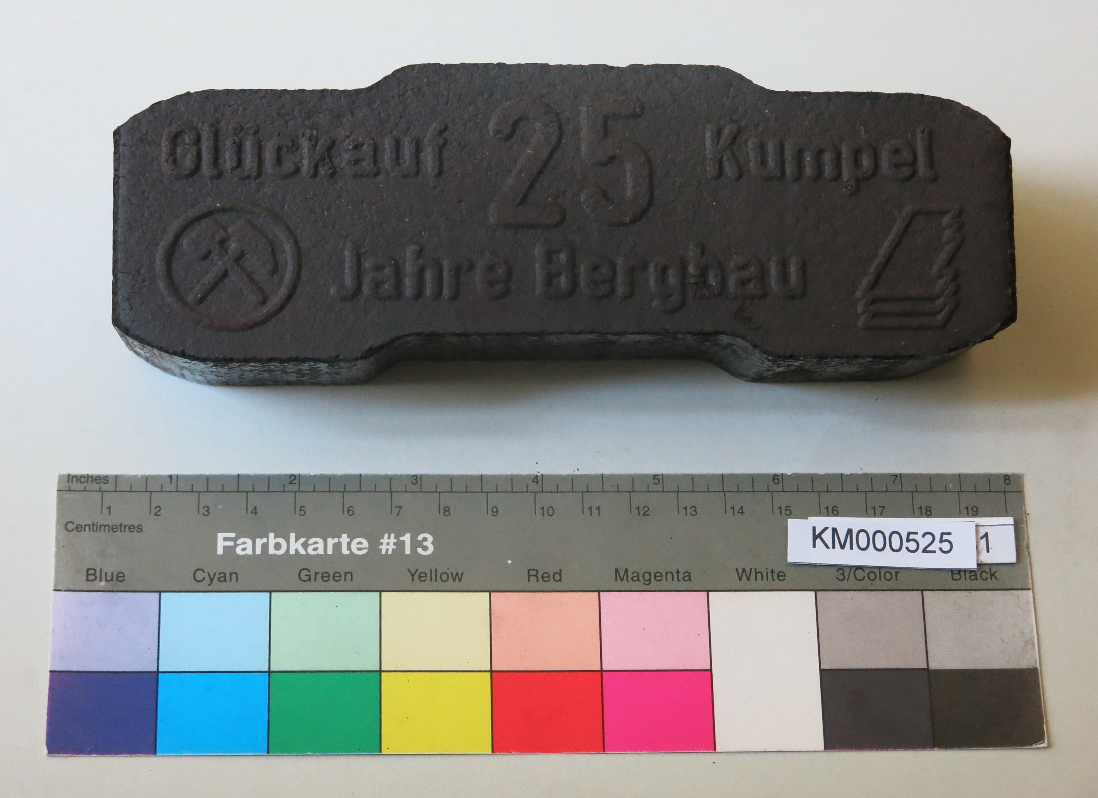 Zierbrikett "Glückauf Kumpel 25 Jahre Bergbau" (Energiefabrik Knappenrode CC BY-SA)