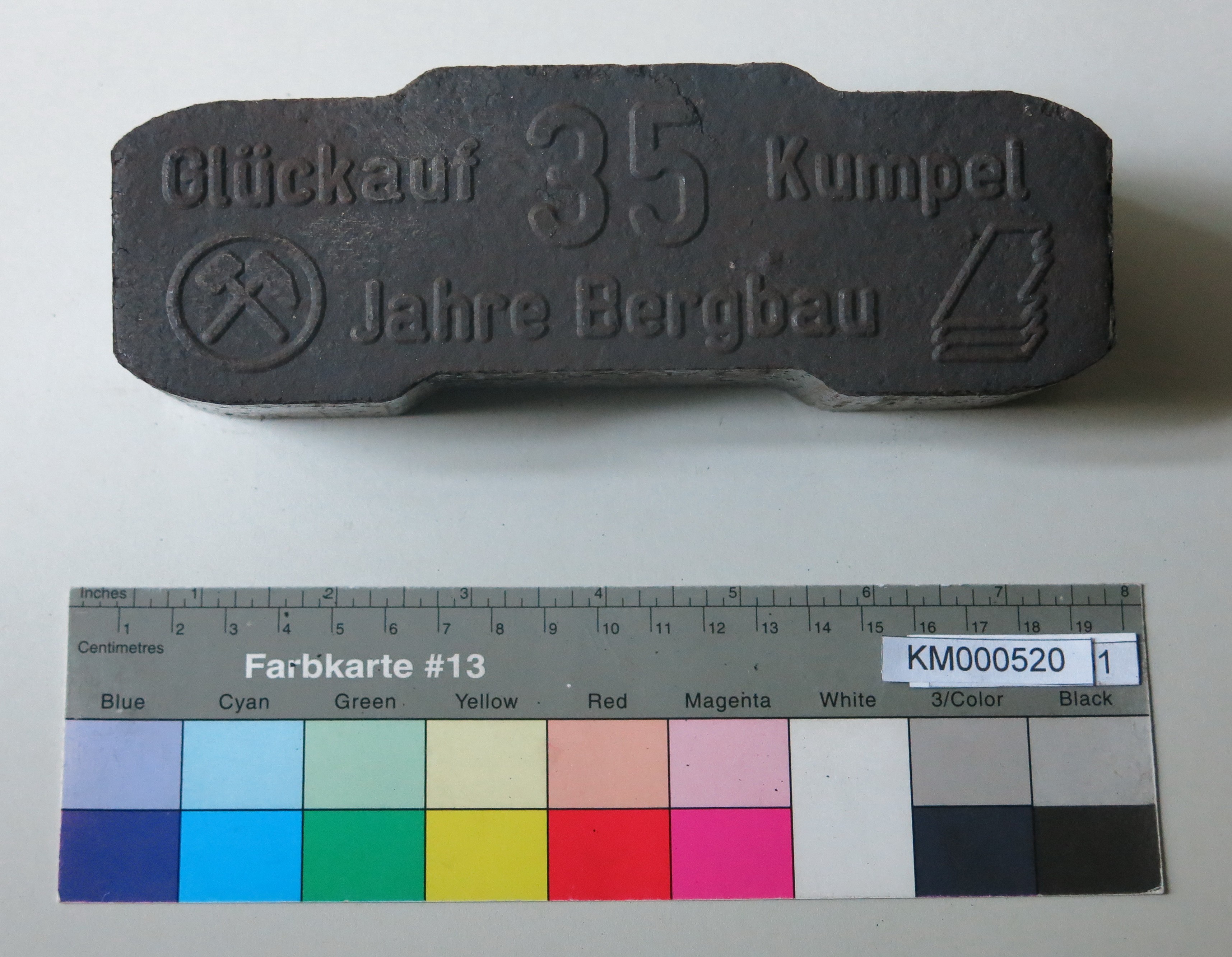 Zierbrikett "Glückauf Kumpel 35 Jahre Bergbau" (Energiefabrik Knappenrode CC BY-SA)