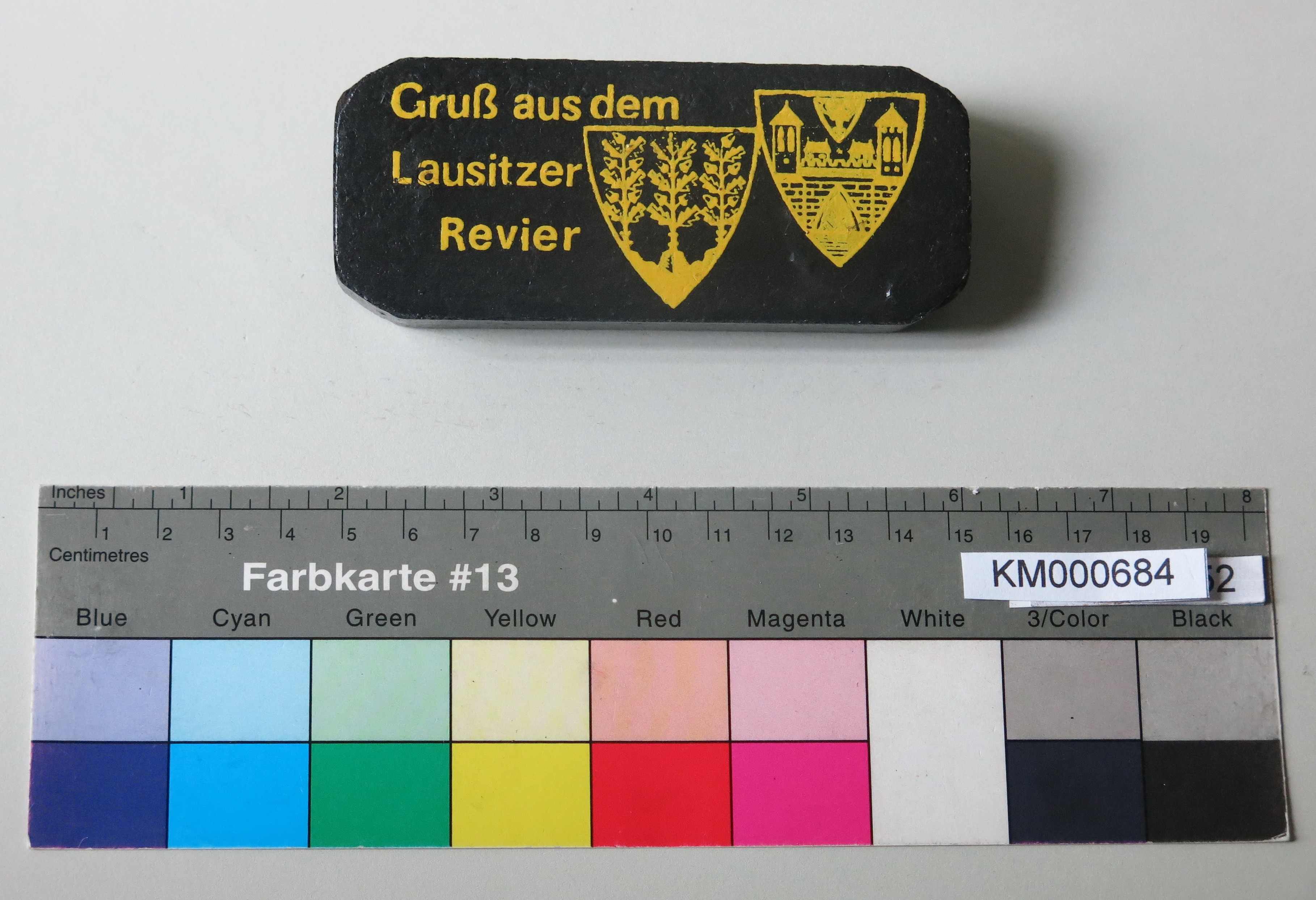 Zierbrikett "Gruß aus dem Lausitzer Revier" (Energiefabrik Knappenrode CC BY-SA)