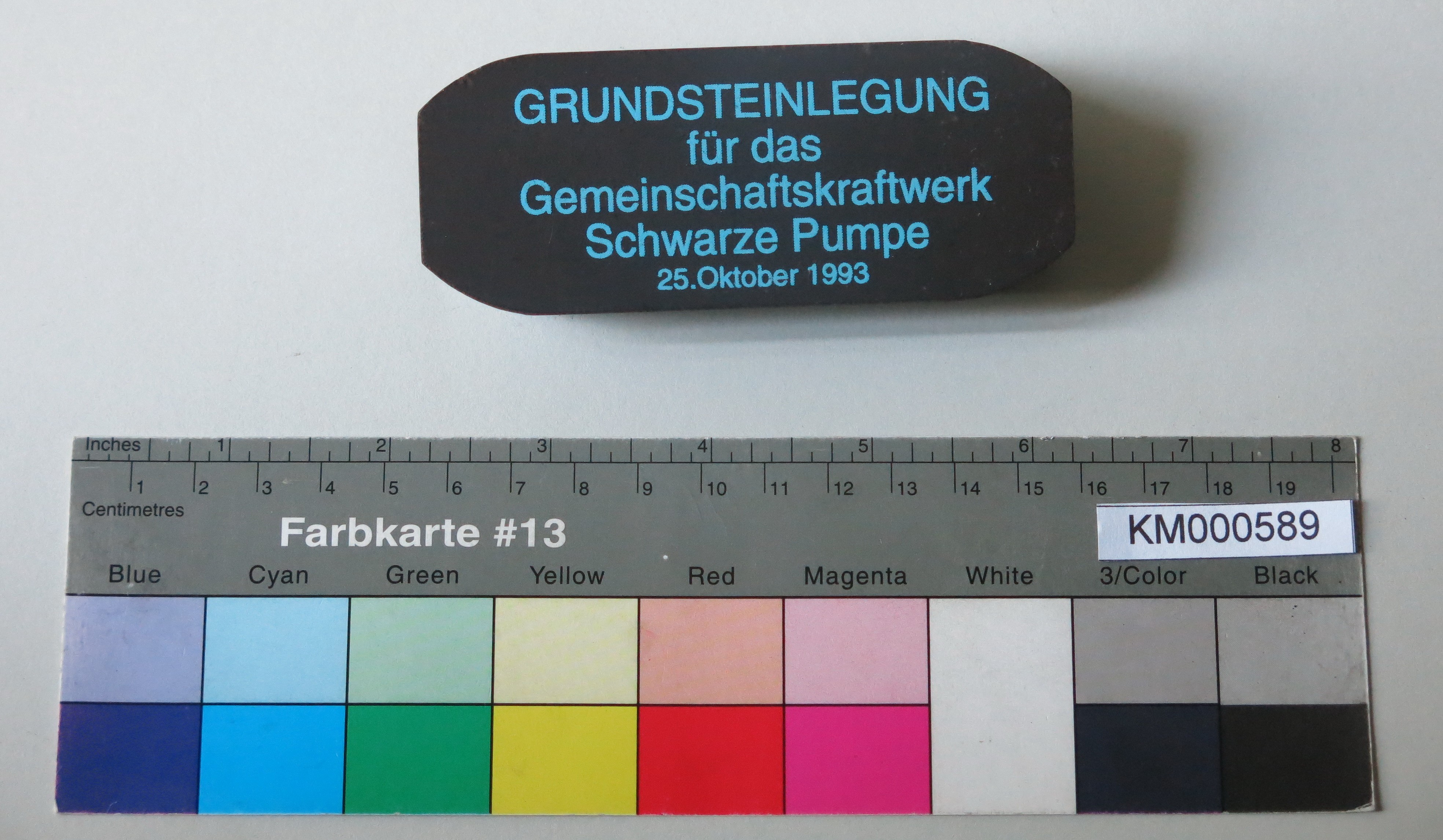 Zierbrikett "GRUNDSTEINLEGUNG für das Gemeinschaftskraftwerk Schwarze Pumpe 25. Oktober 1993" (Energiefabrik Knappenrode CC BY-SA)