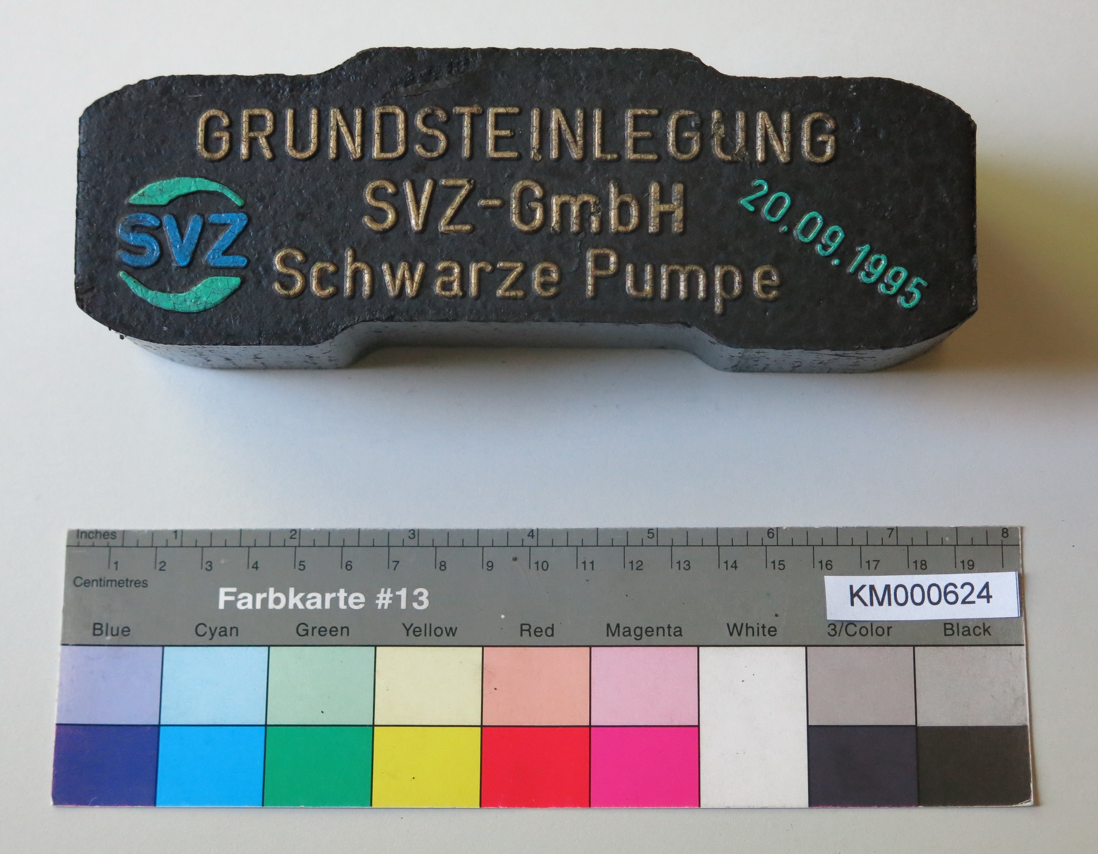 Zierbrikett "GRUNDSTEINLEGUNG SVZ-GmbH Schwarze Pumpe 20.09.1995" (Energiefabrik Knappenrode CC BY-SA)
