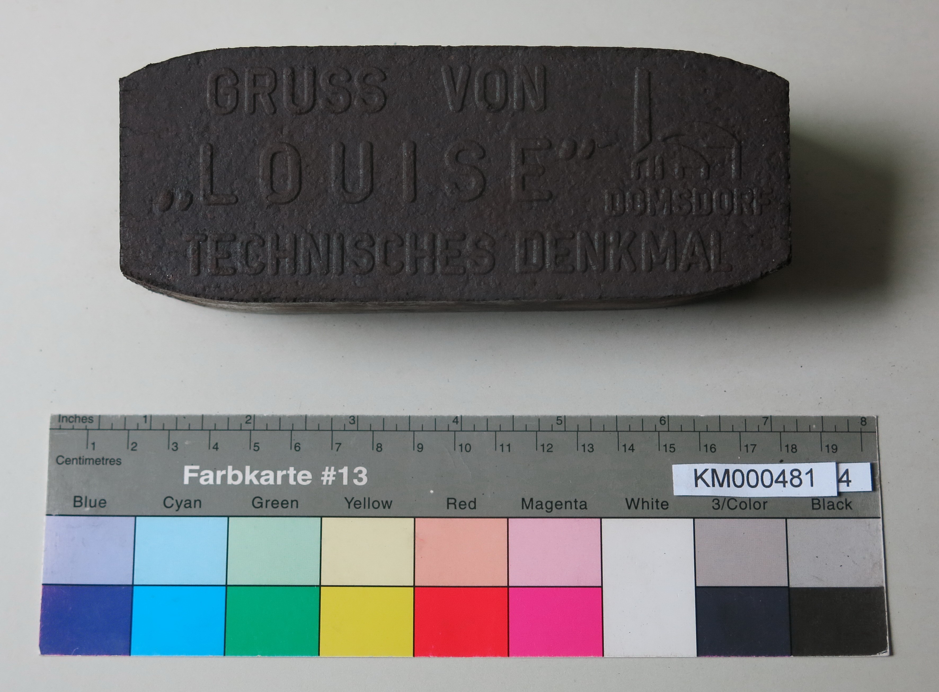 Zierbrikett "GRUSS VON 'LOUISE' DOMSDORF TECHNISCHES DENKMAL " (Energiefabrik Knappenrode CC BY-SA)
