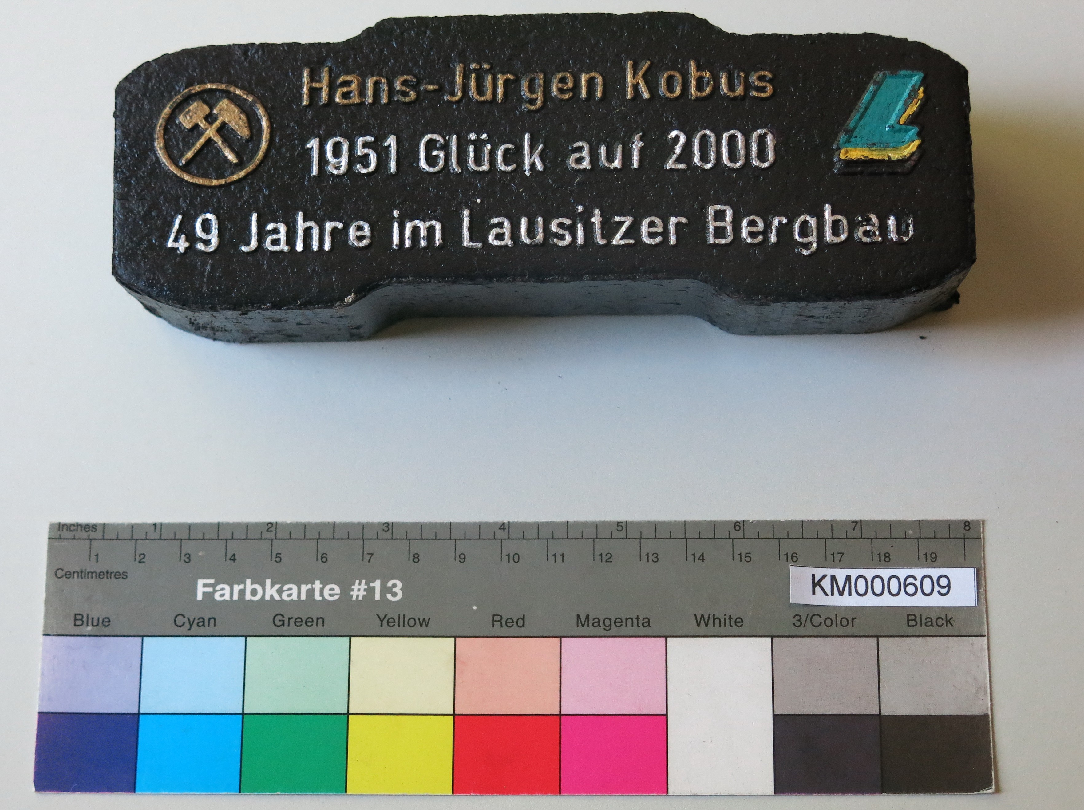 Zierbrikett " Hans Jürgen Kobus 1951 Glück auf 2000 49 Jahre im Lausitzer Bergbau" (Energiefabrik Knappenrode CC BY-SA)