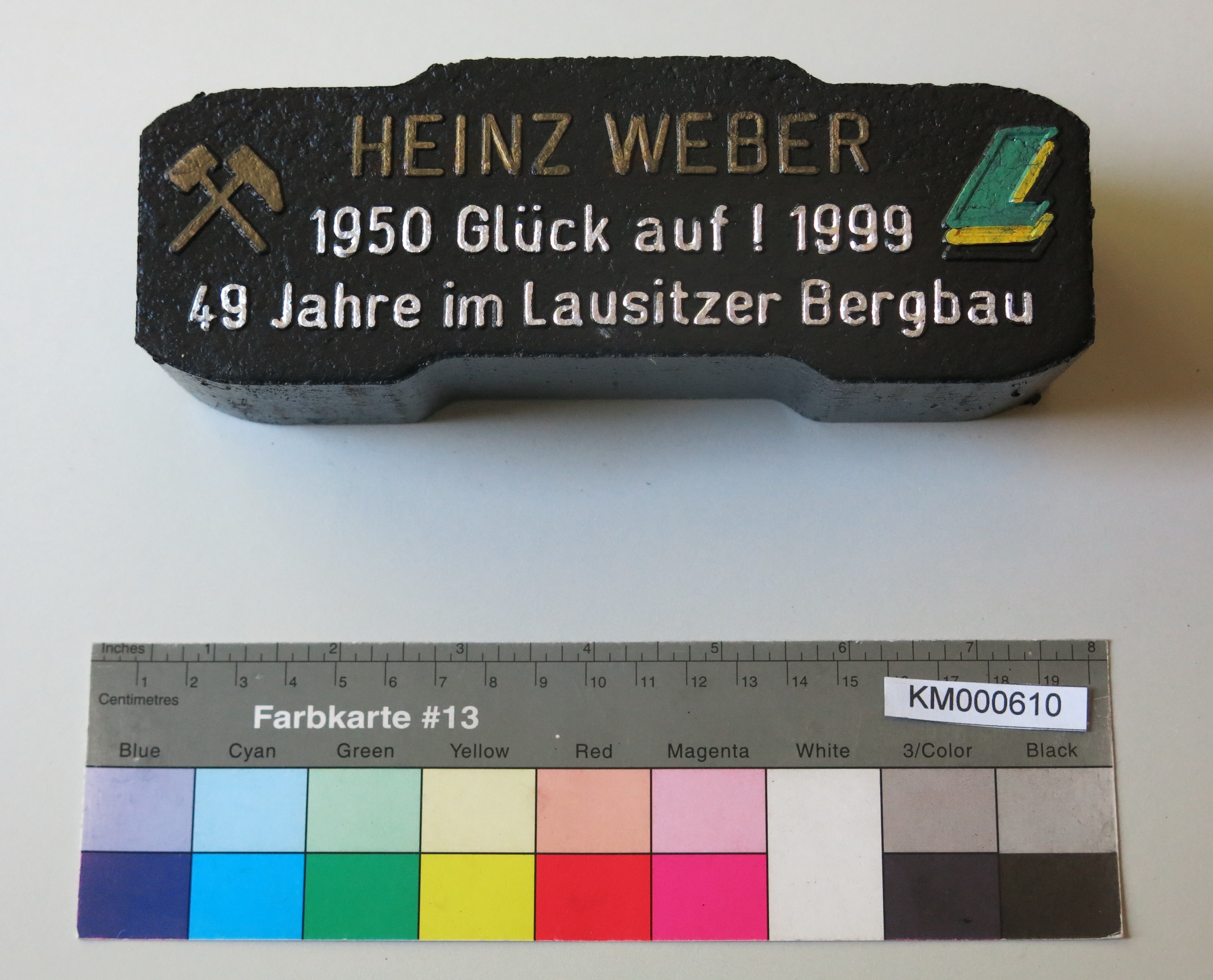 Zierbrikett "HEINZ WEBER 1950 Glück auf! 1999 49 Jahre im Lausitzer Bergbau" (Energiefabrik Knappenrode CC BY-SA)
