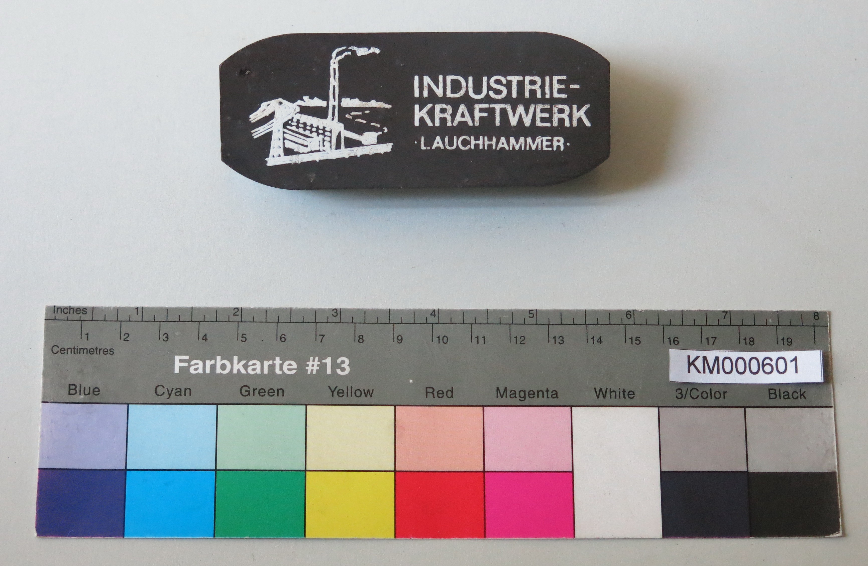Zierbrikett " INDUSTRIE-KRAFTWERK LAUCHHAMMER" (Energiefabrik Knappenrode CC BY-SA)