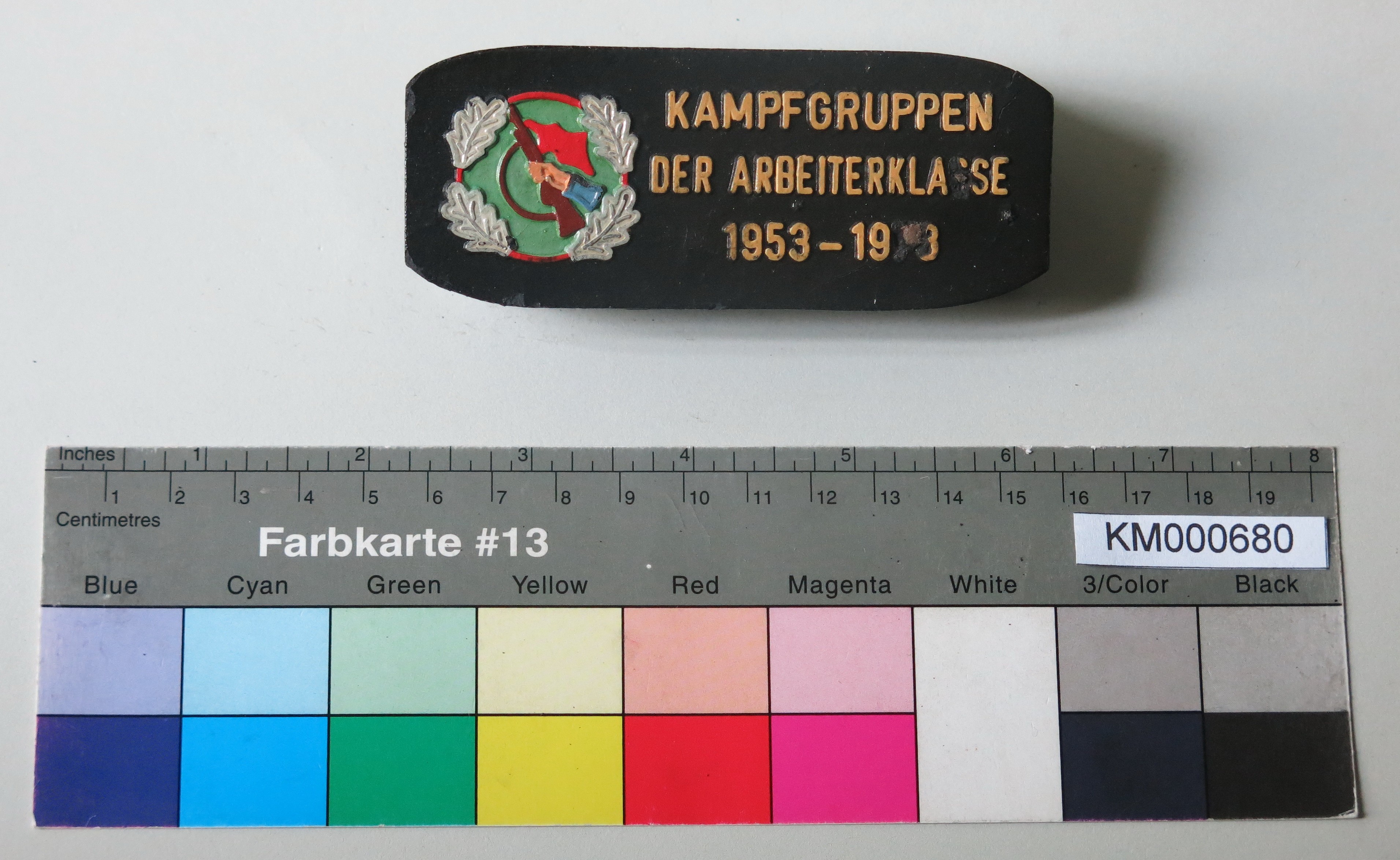 Zierbrikett "KAMPFGRUPPEN DER ARBEITERKLASSE 1953-1973" (Energiefabrik Knappenrode CC BY-SA)