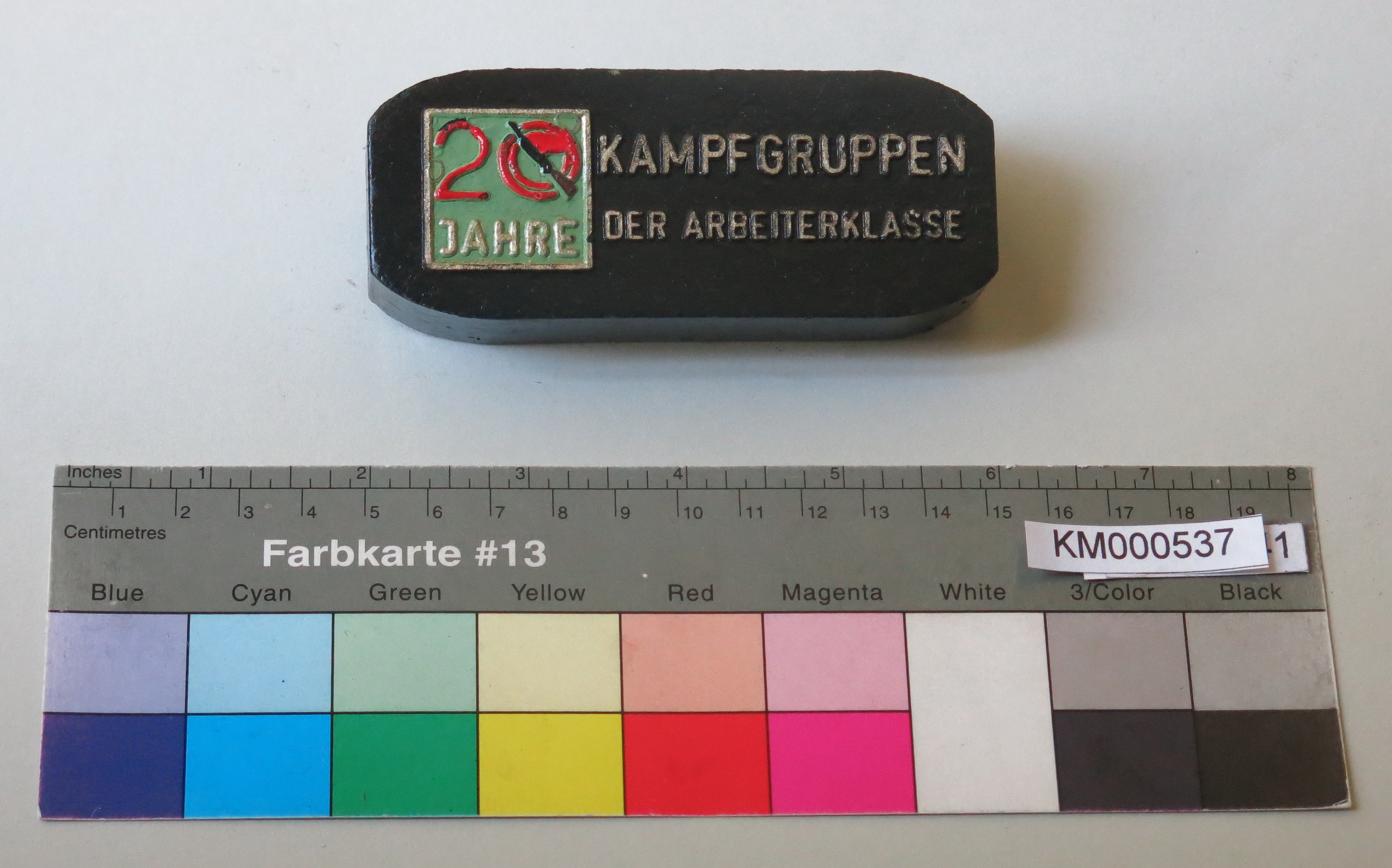 Zierbrikett "KAMPFGRUPPEN DER ARBEITERKLASSE '20 JAHRE' " (Energiefabrik Knappenrode CC BY-SA)