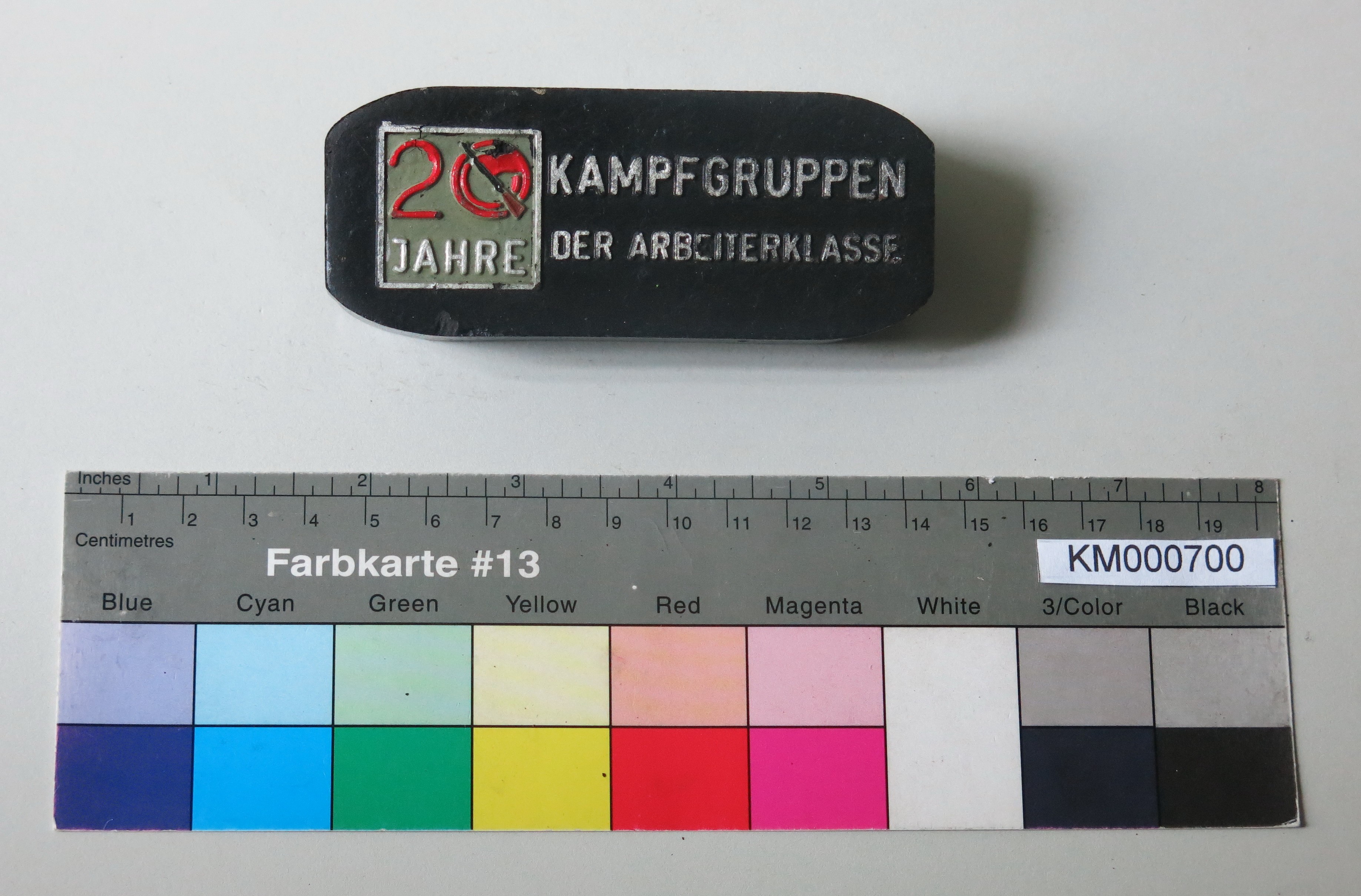 Zierbrikett "KAMPFGRUPPEN DER ARBEITERKLASSE 20 JAHRE" (Energiefabrik Knappenrode CC BY-SA)