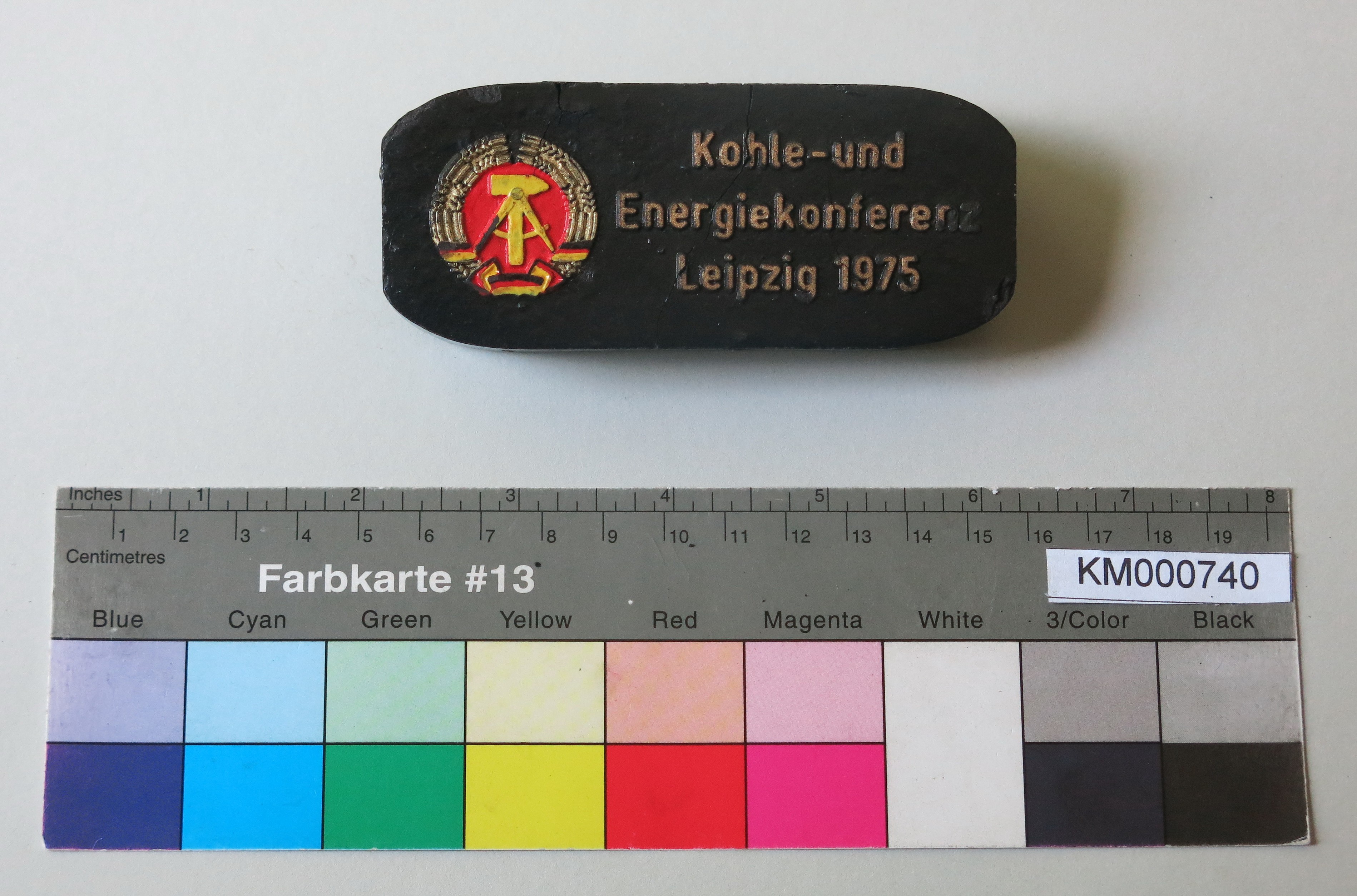 Zierbrikett "Kohle und Energiekonferenz Leipzig 1975" (Energiefabrik Knappenrode CC BY-SA)