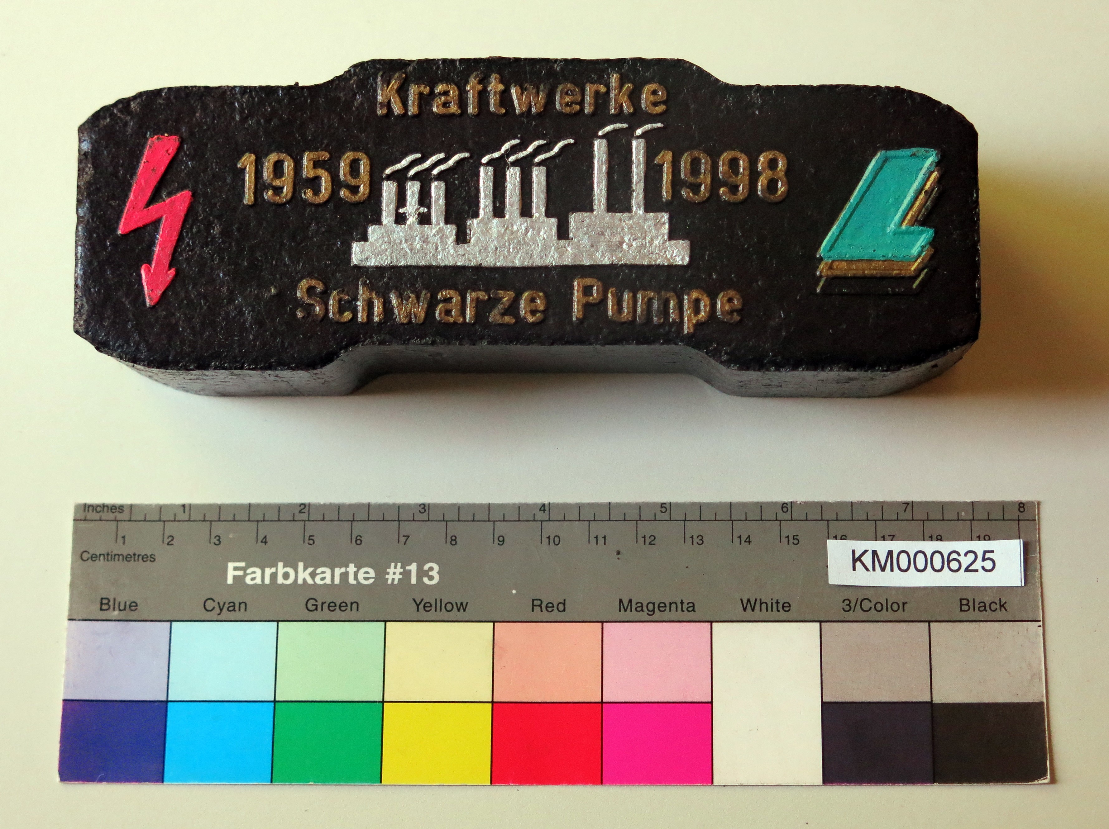 Zierbrikett "Kraftwerke 1959 1998 Schwarze Pumpe" (Energiefabrik Knappenrode CC BY-SA)
