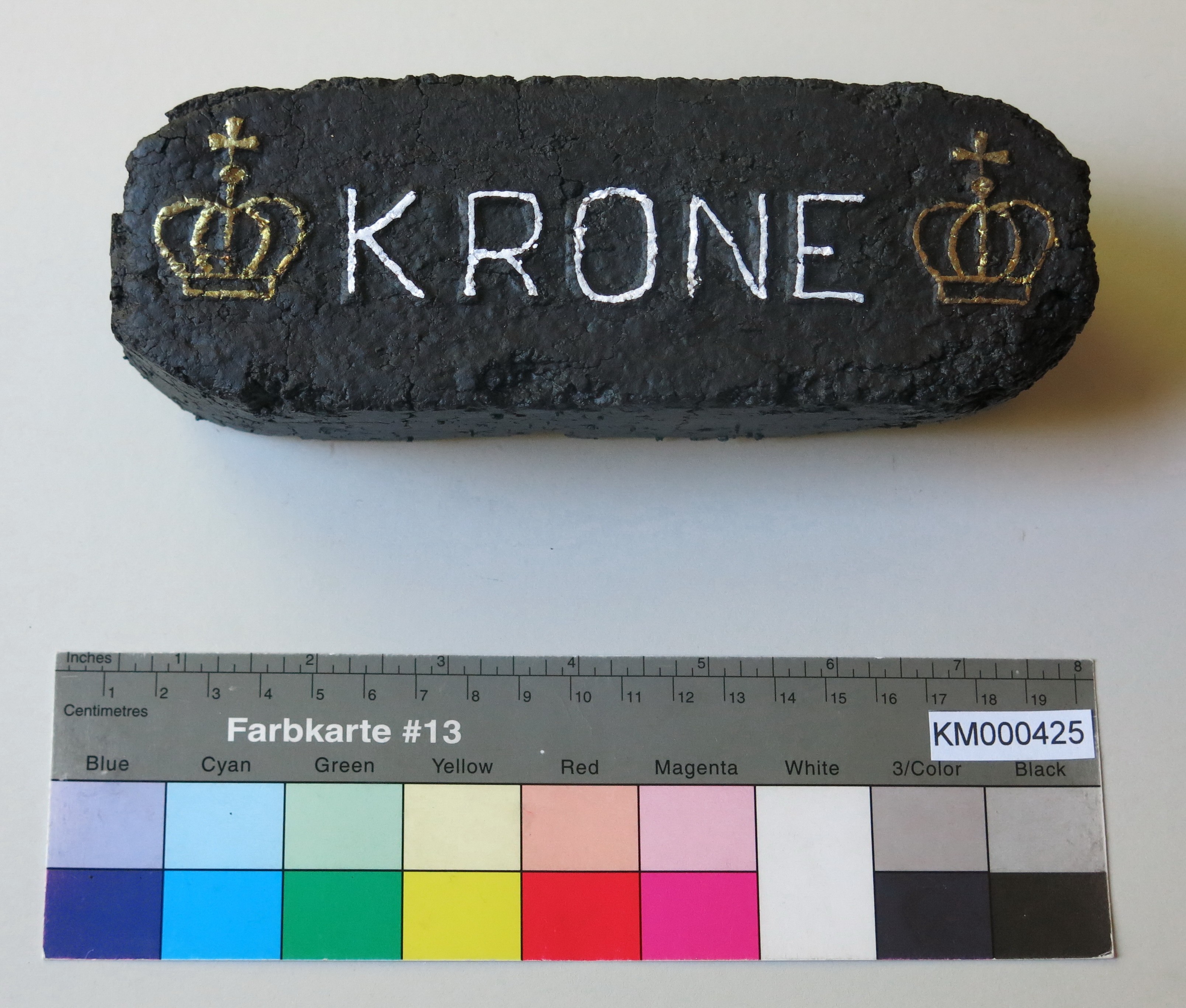Zierbrikett "KRONE" (Energiefabrik Knappenrode CC BY-SA)