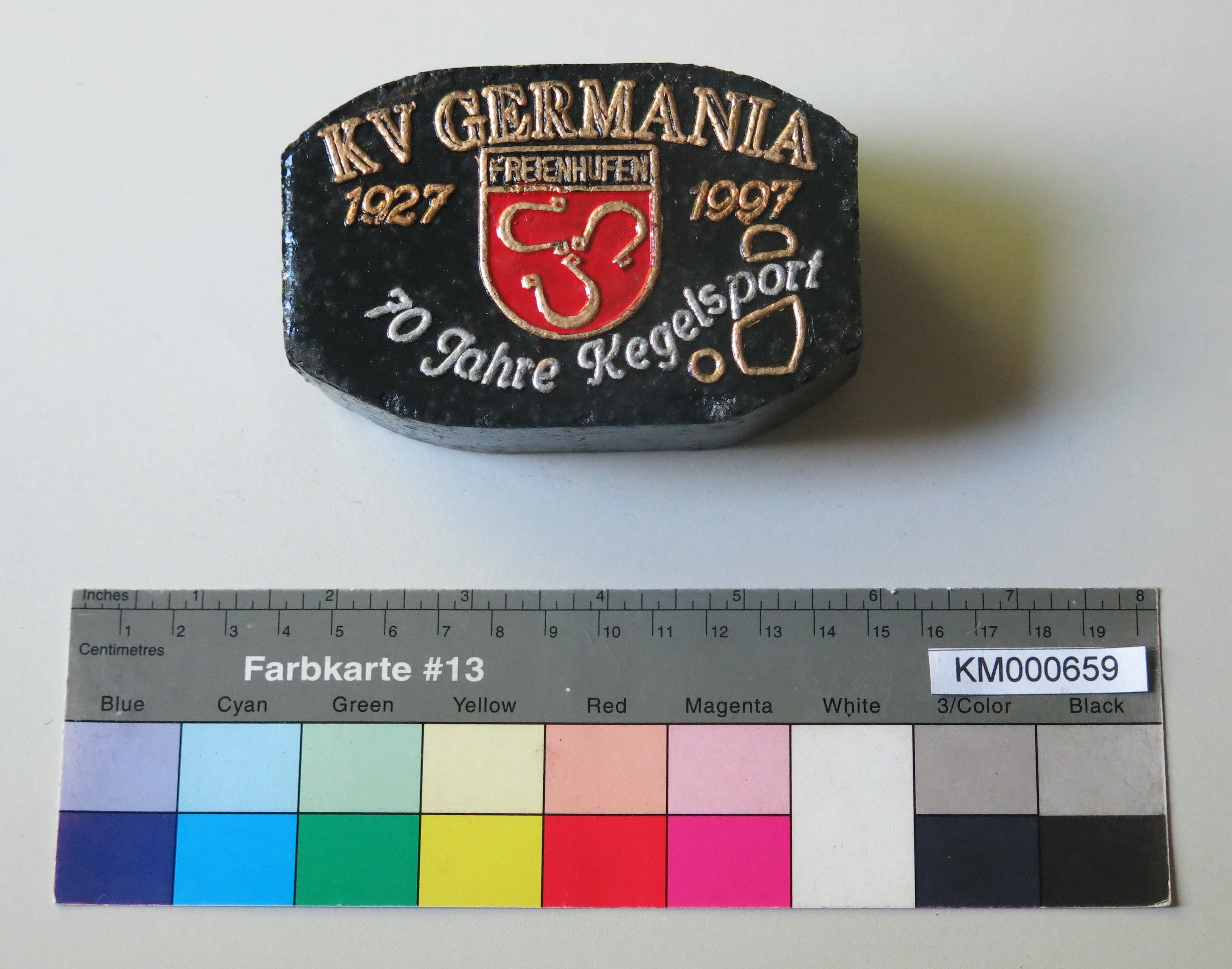 Zierbrikett "KV GERMANIA FREIENHUFEN 1927 1997 70 Jahre Kegelsport " (Energiefabrik Knappenrode CC BY-SA)