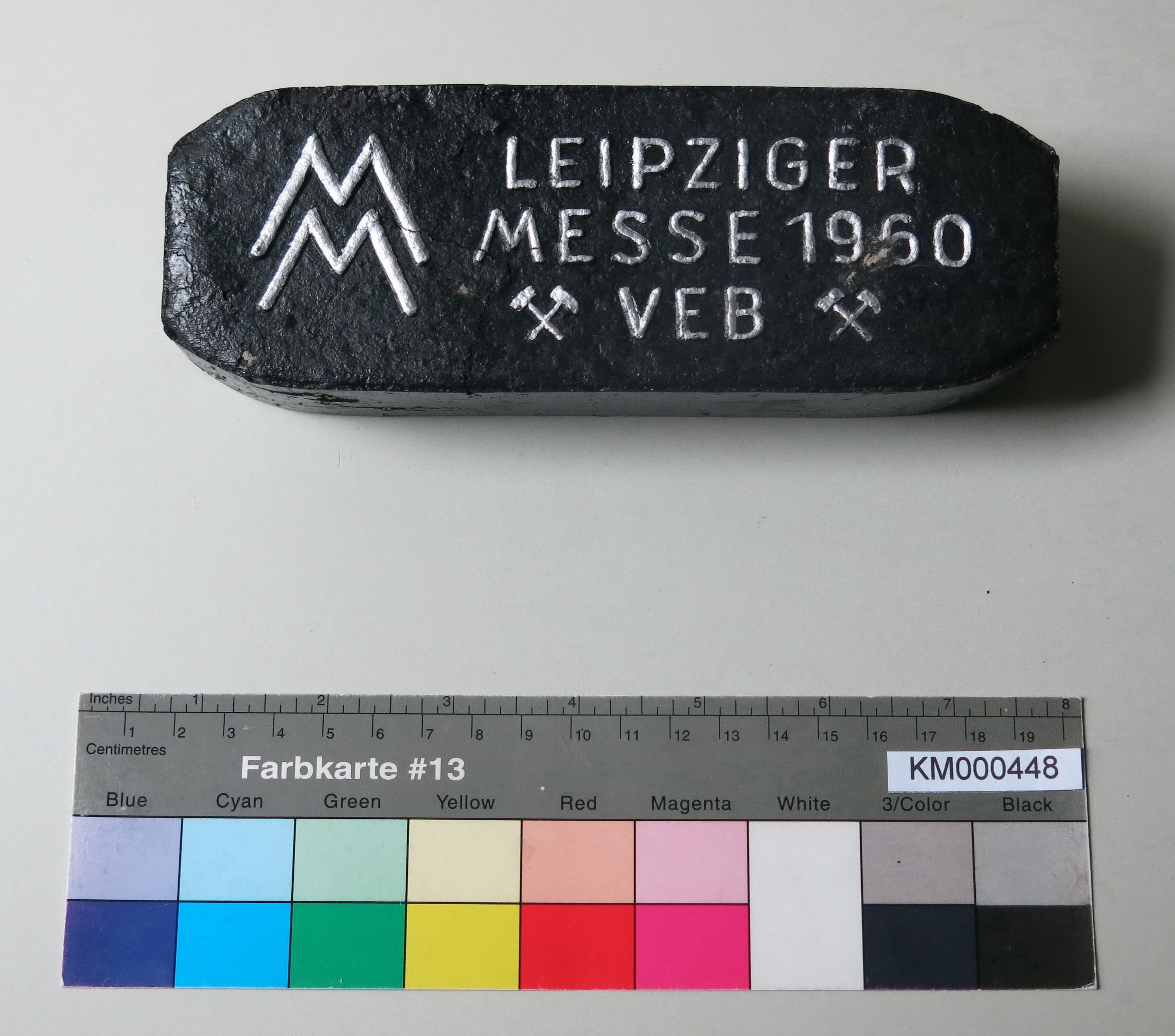 Zierbrikett " LEIPZIGER MESSE 1960 VEB" (Energiefabrik Knappenrode CC BY-SA)
