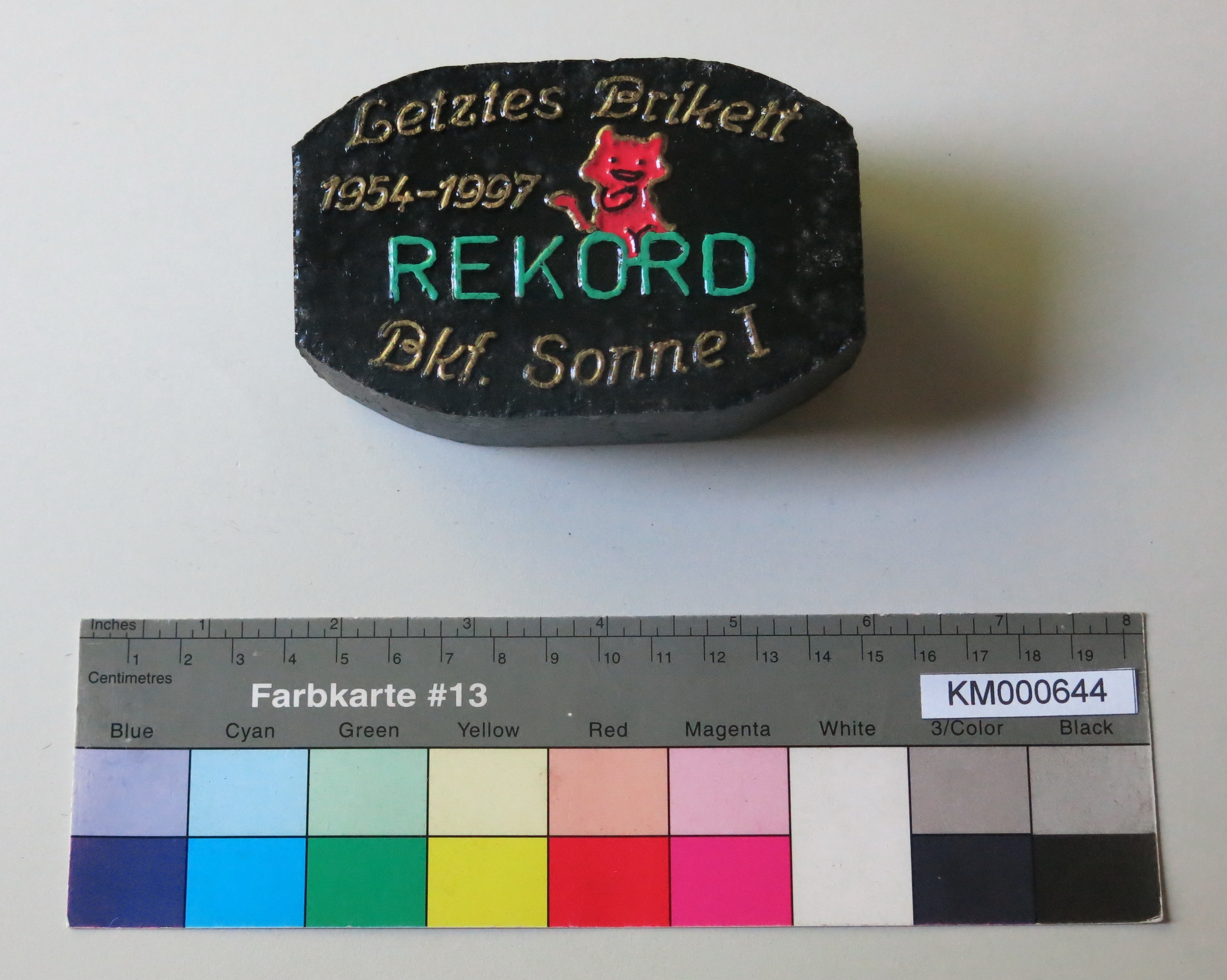 Zierbrikett "Letztes Brikett 1954-1997 REKORD Bkf. Sonne (Energiefabrik Knappenrode CC BY-SA)
