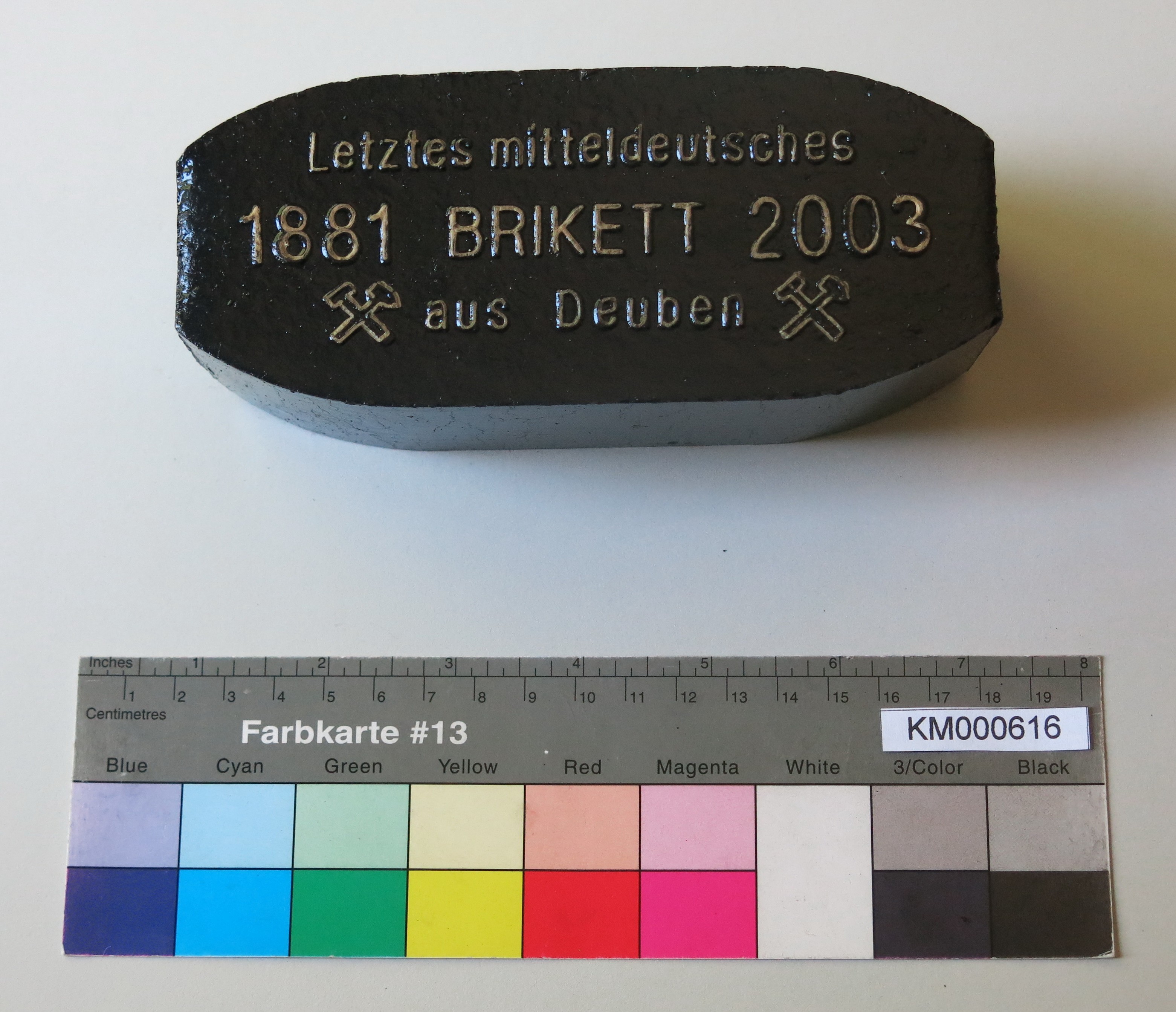 Zierbrikett "Letztes mitteldeutsches BRIKETT aus Deuben 1881 200" (Energiefabrik Knappenrode CC BY-SA)