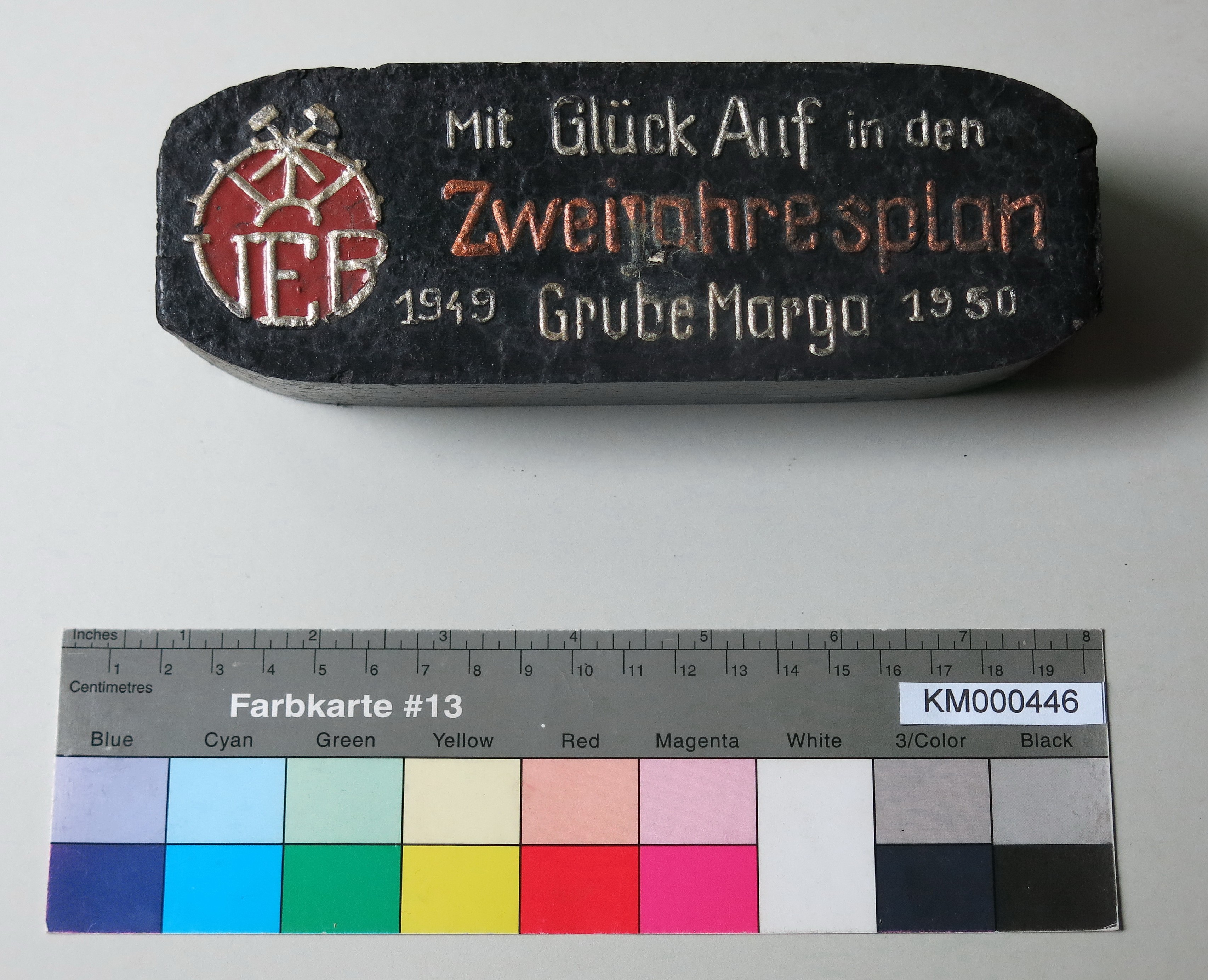 Zierbrikett "Mit Glück Auf in den Zweijahresplan 1949 Grube Marga 1950" (Energiefabrik Knappenrode CC BY-SA)